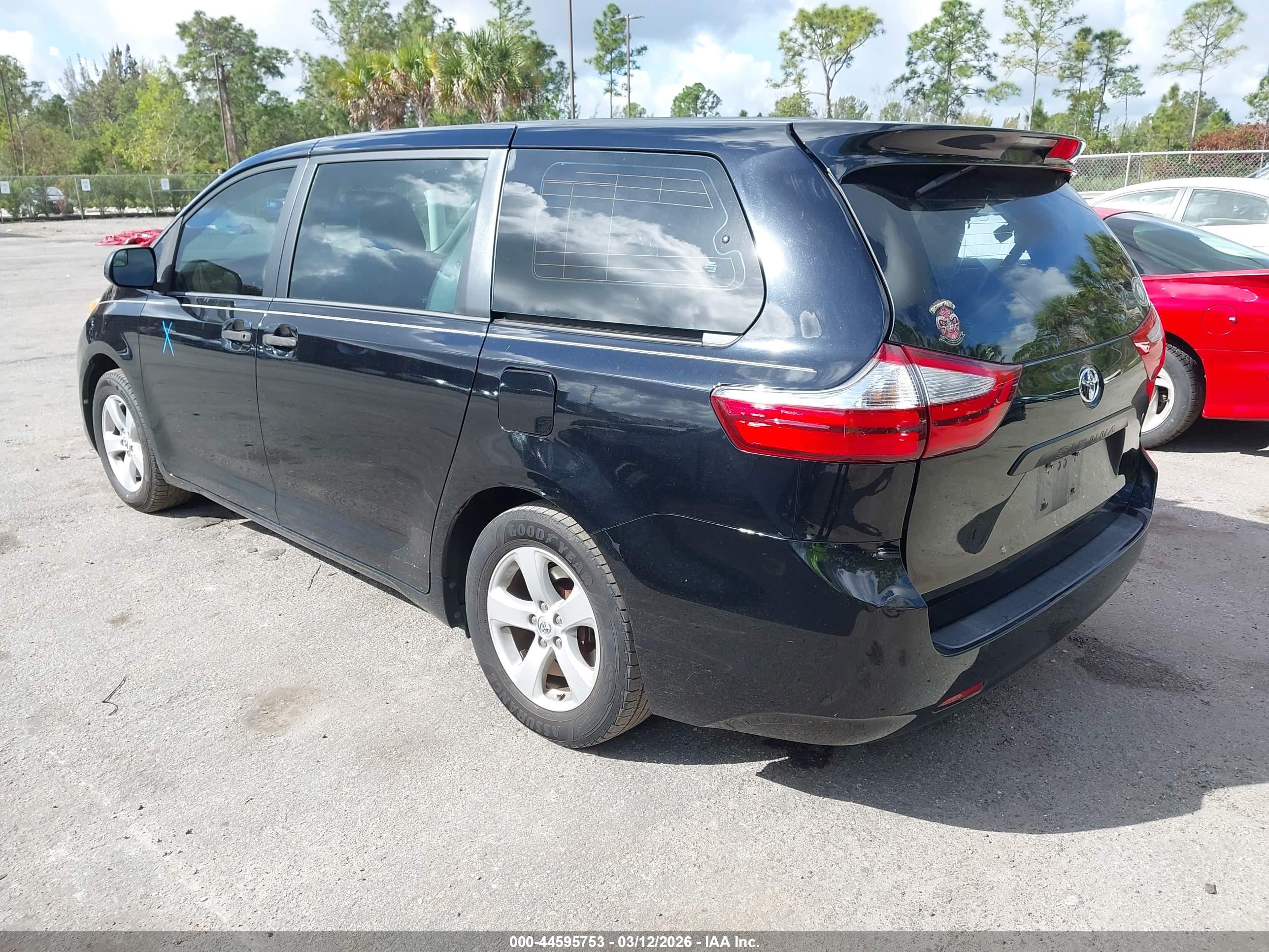 TOYOTA SIENNA image 3