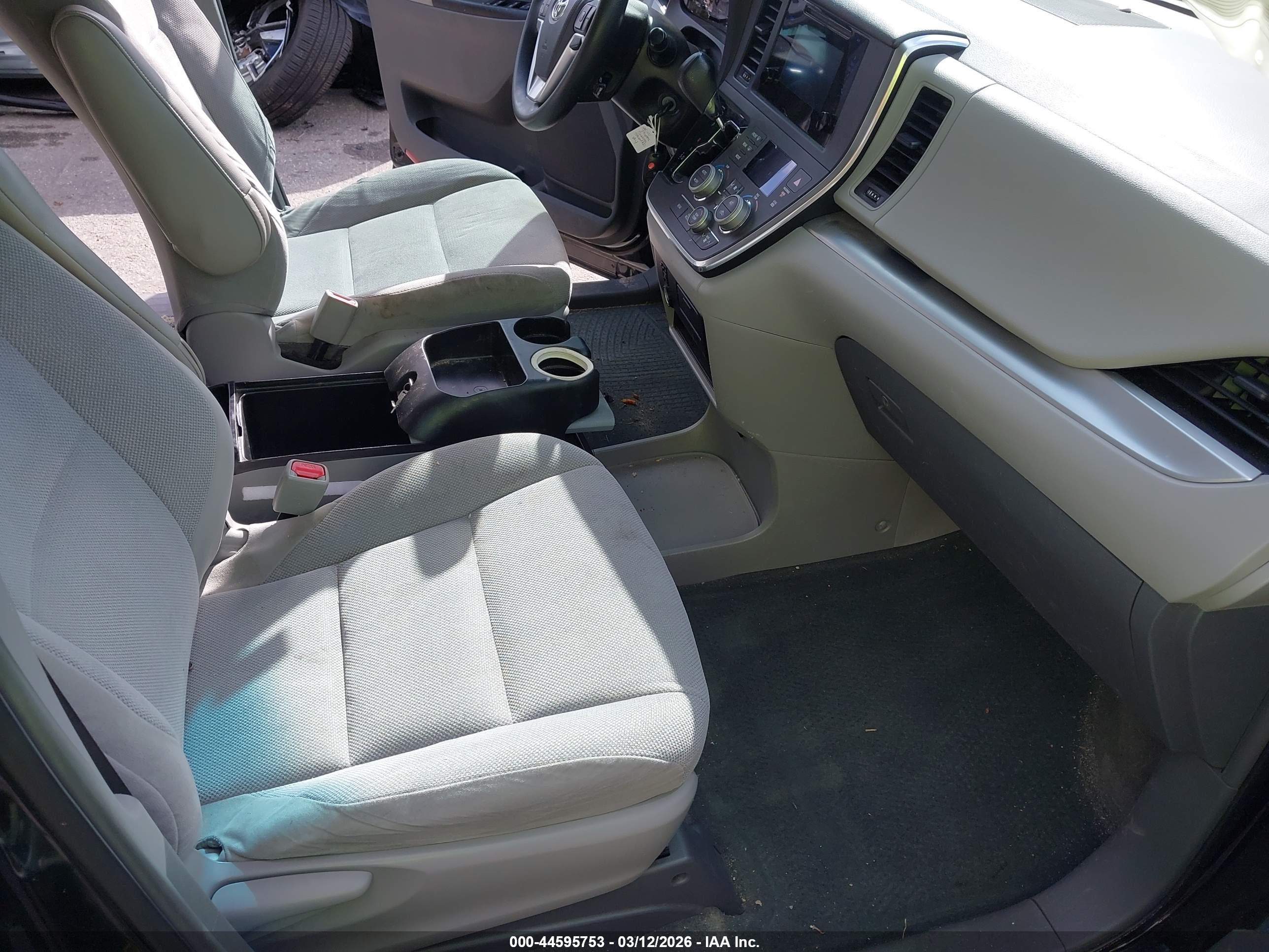 TOYOTA SIENNA image 5