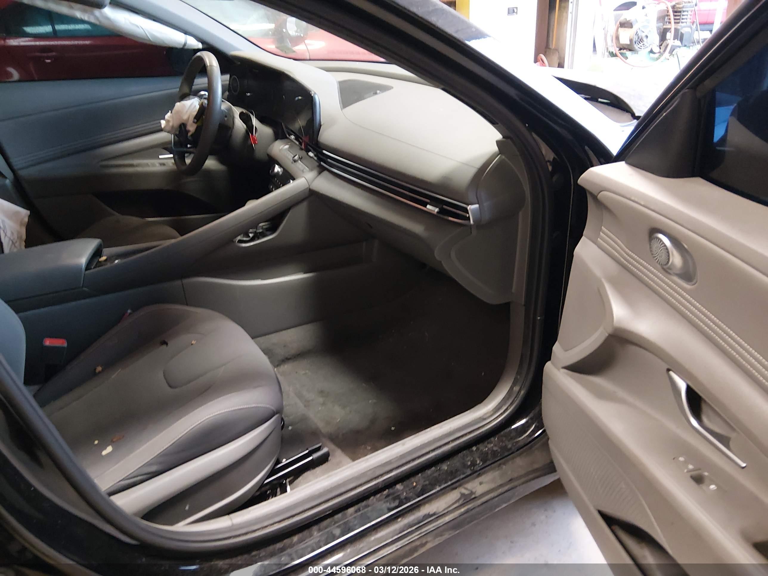 HYUNDAI ELANTRA image 5