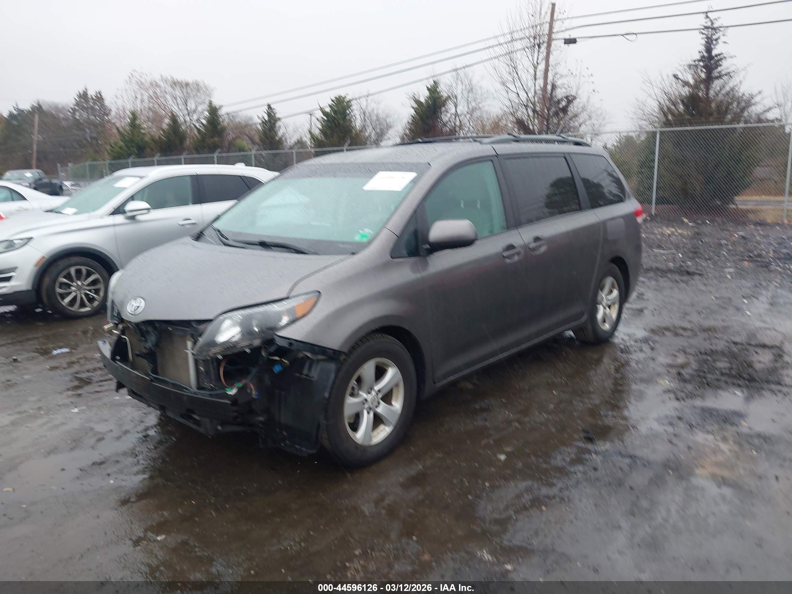 TOYOTA SIENNA image 2
