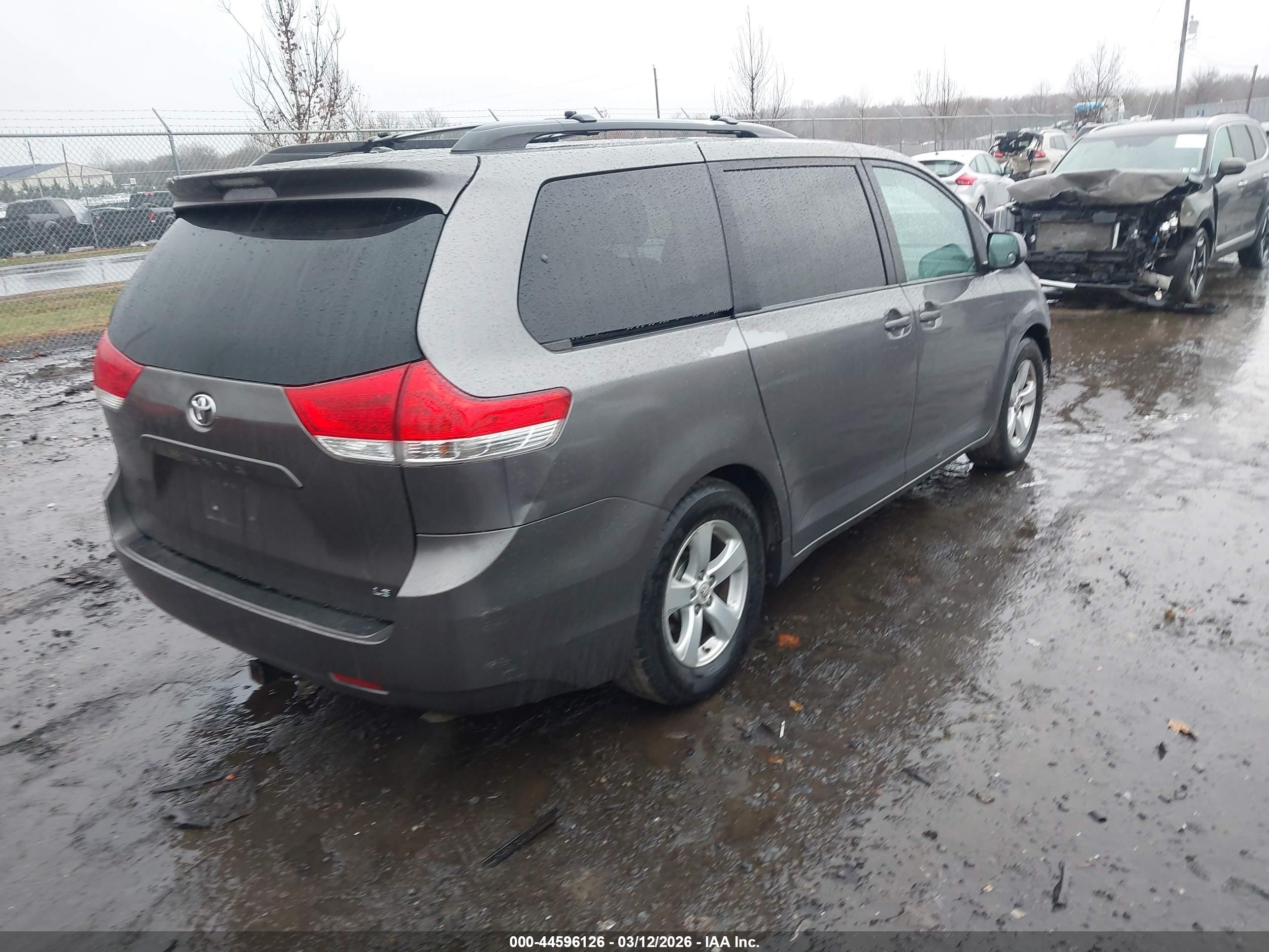 TOYOTA SIENNA image 4