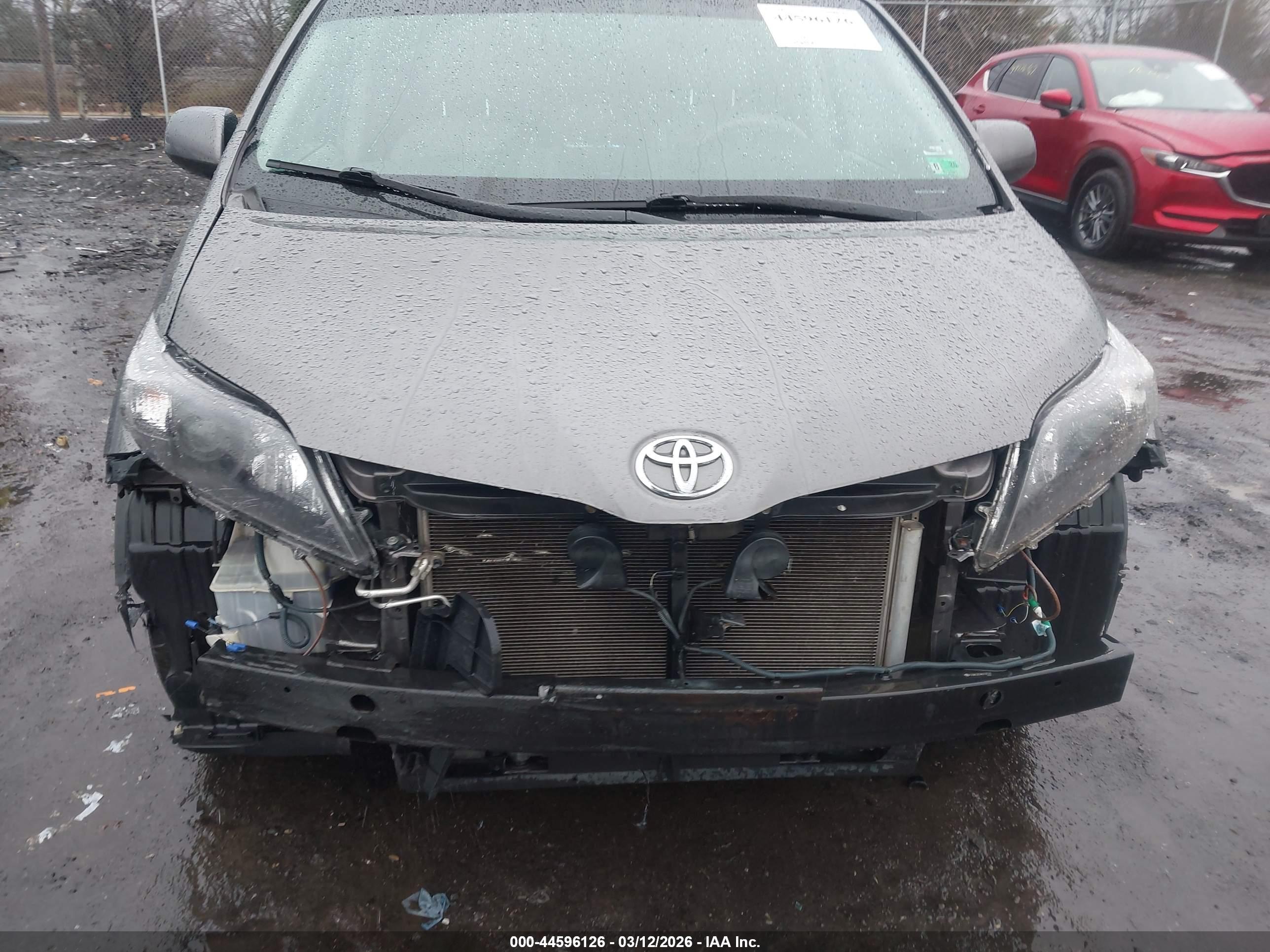 TOYOTA SIENNA image 6