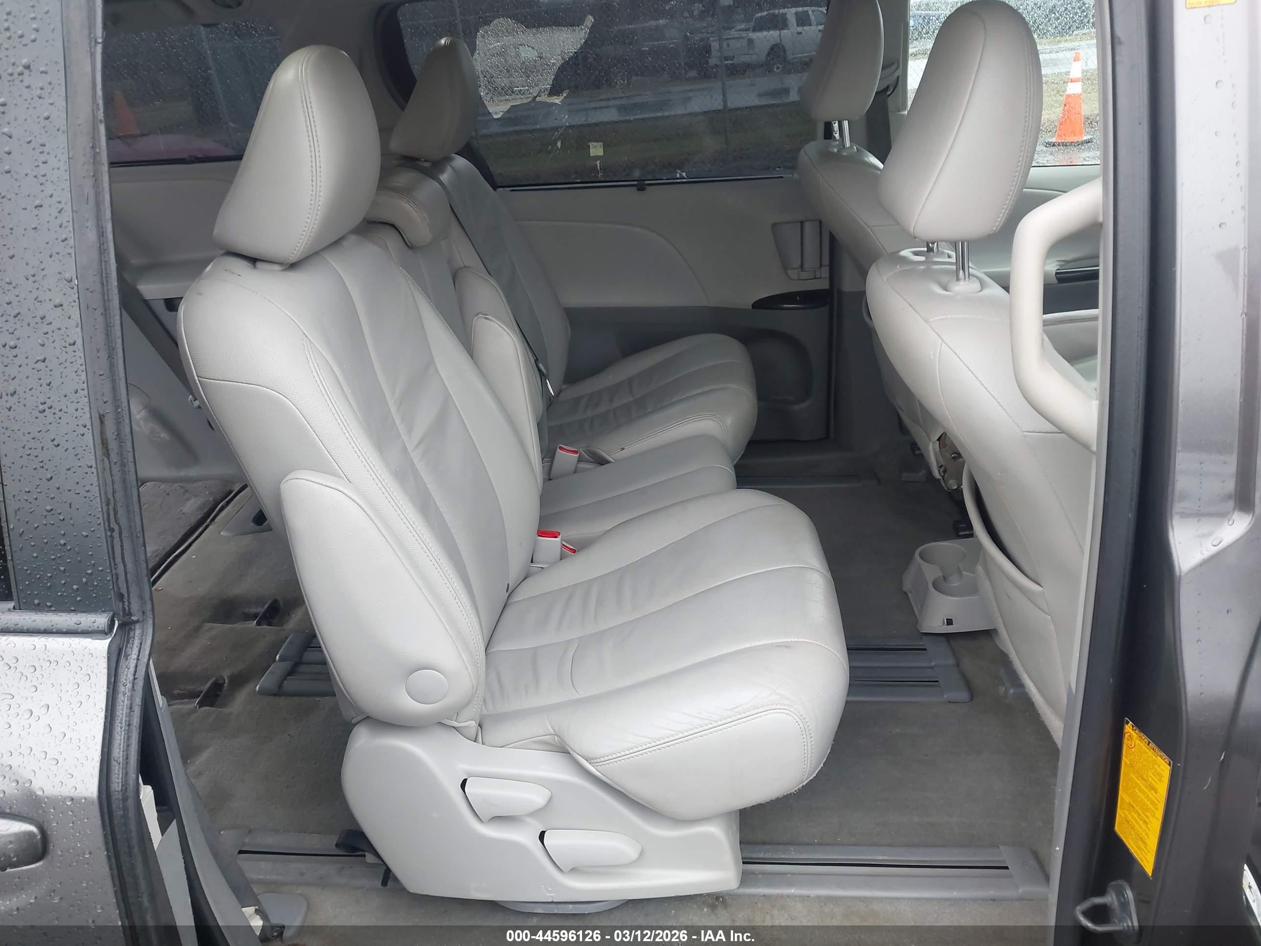 TOYOTA SIENNA image 8