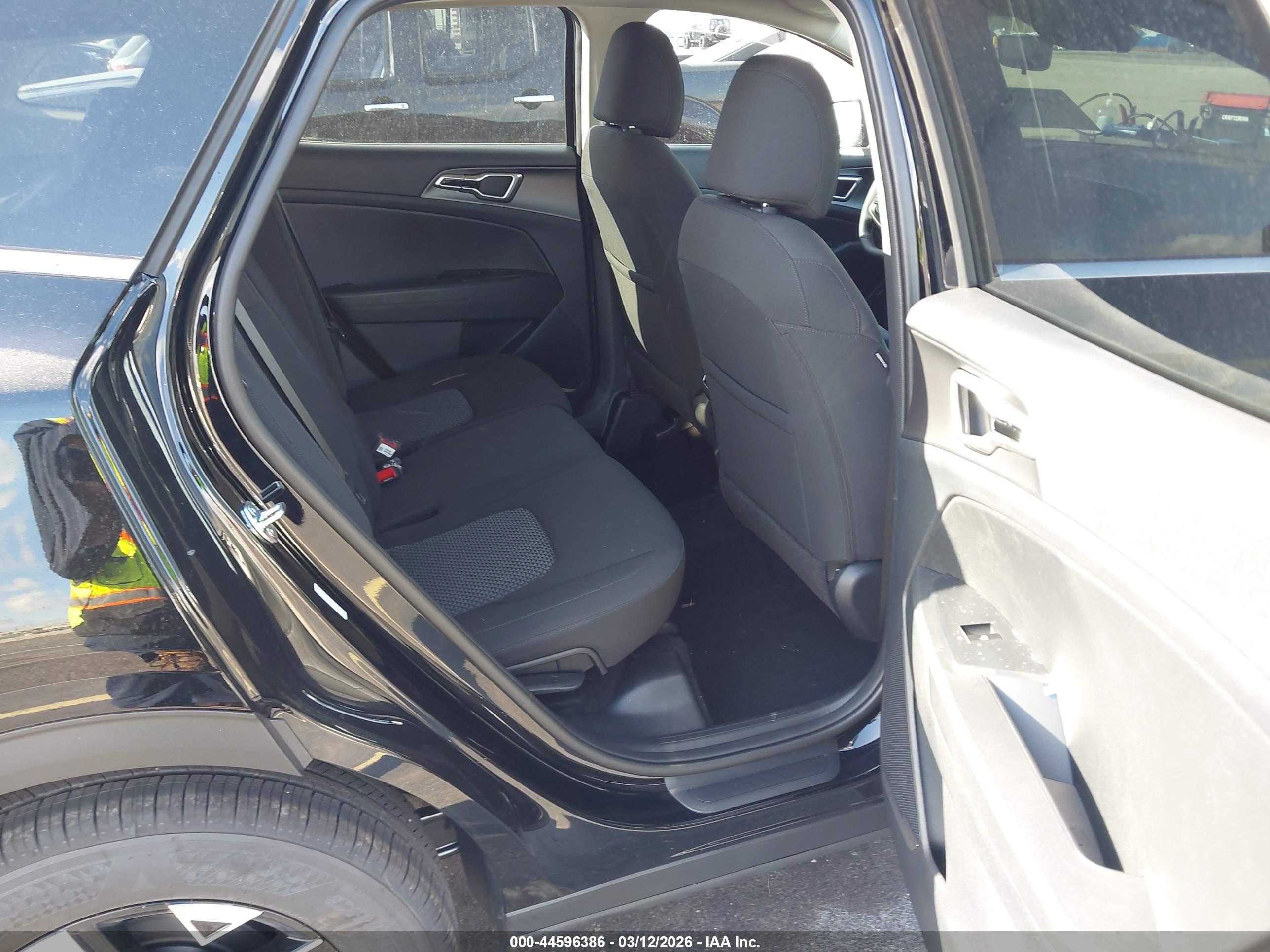 KIA SPORTAGE image 8
