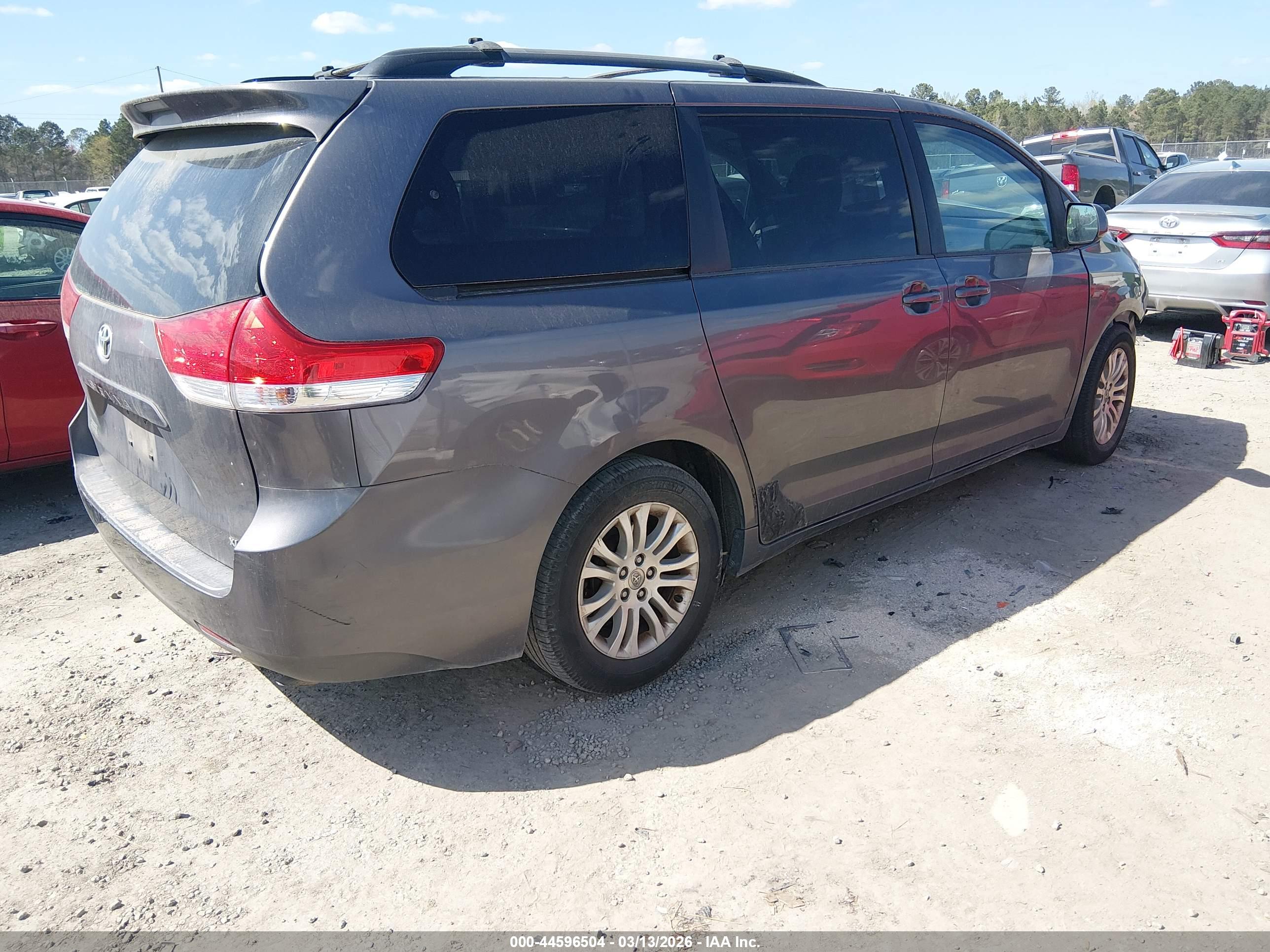 TOYOTA SIENNA image 4