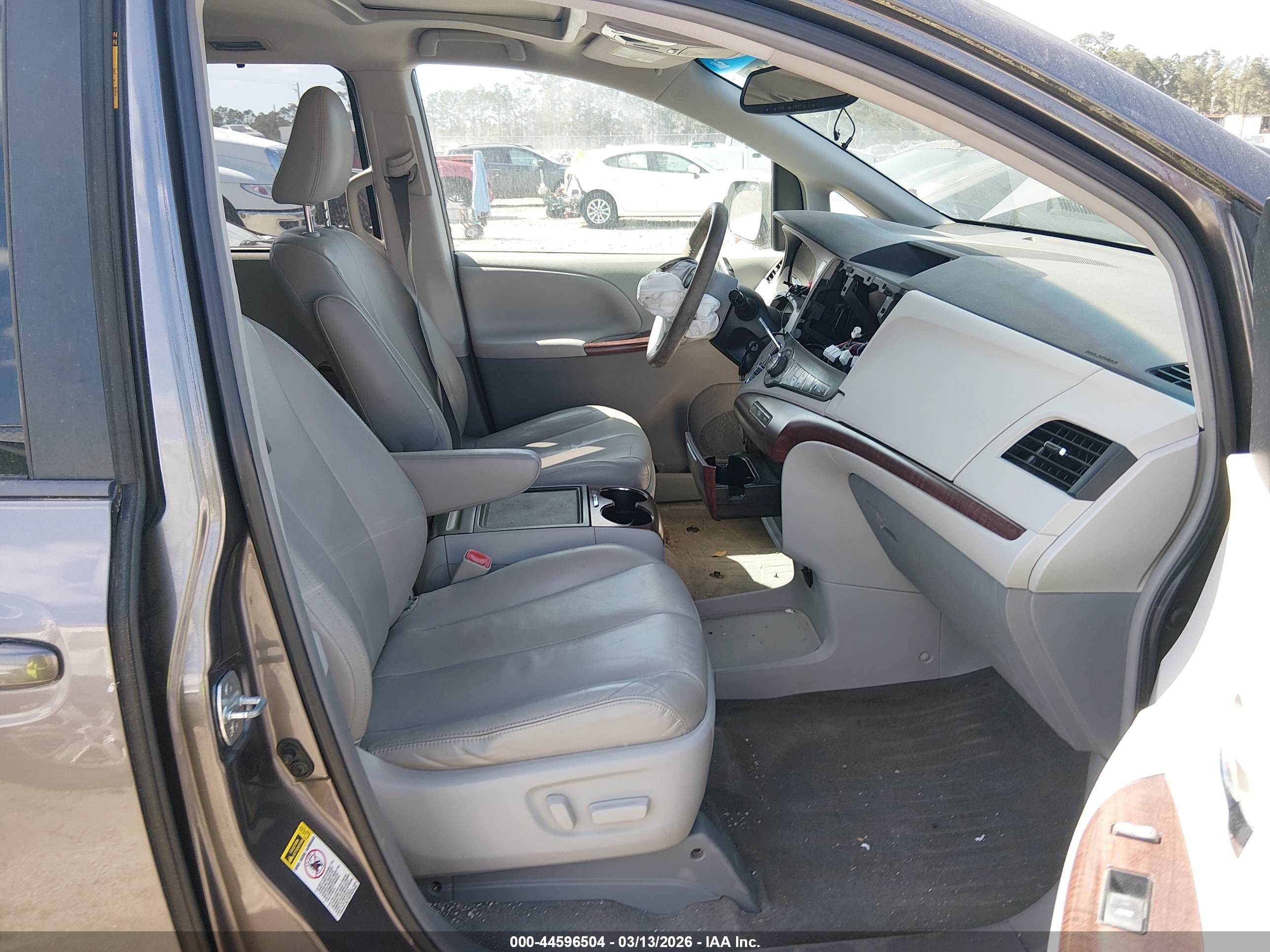 TOYOTA SIENNA image 5