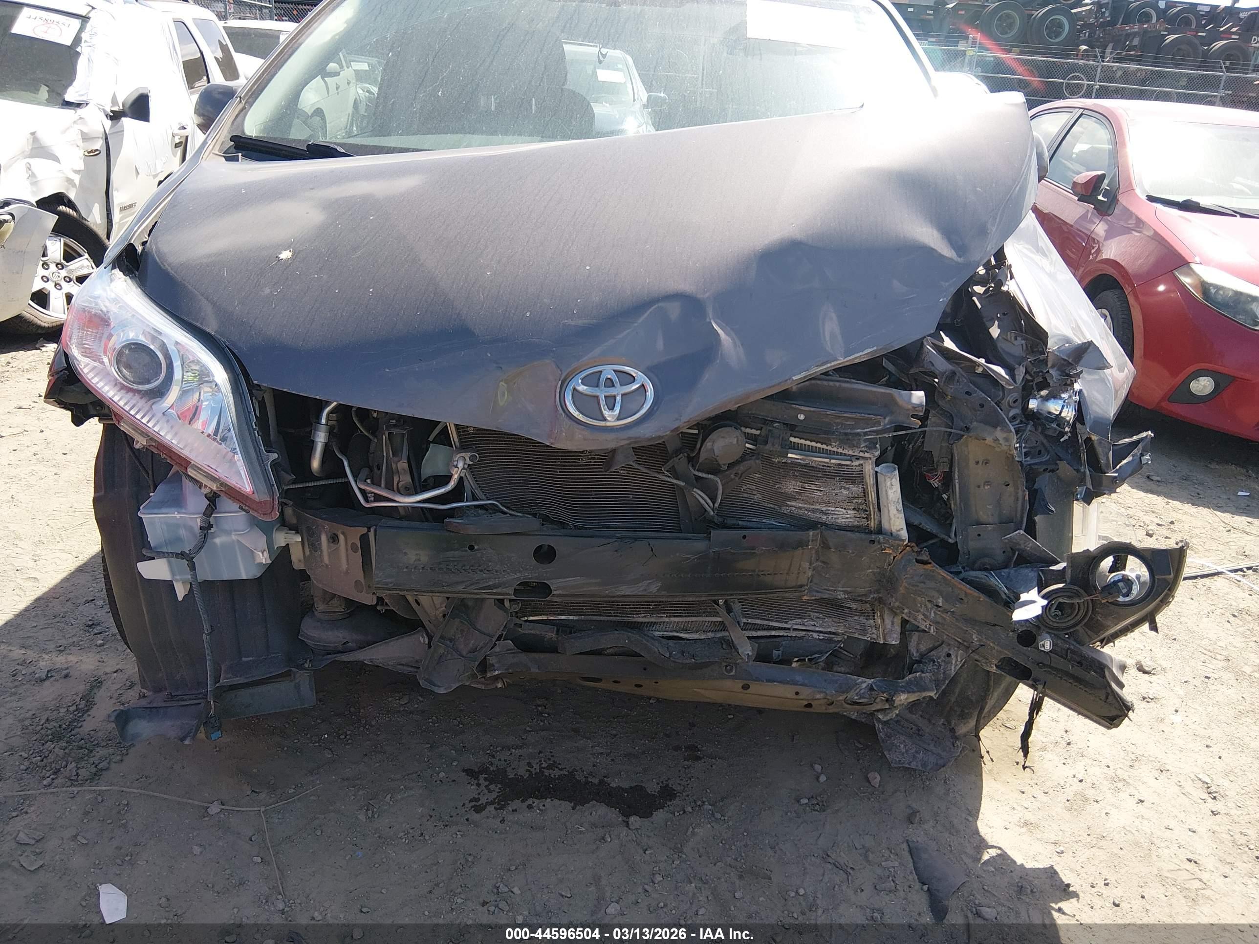 TOYOTA SIENNA image 6