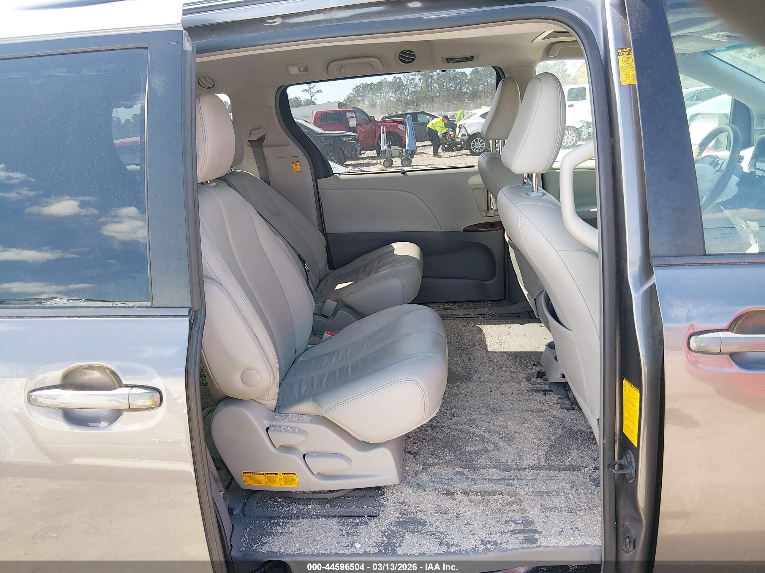 TOYOTA SIENNA image 8