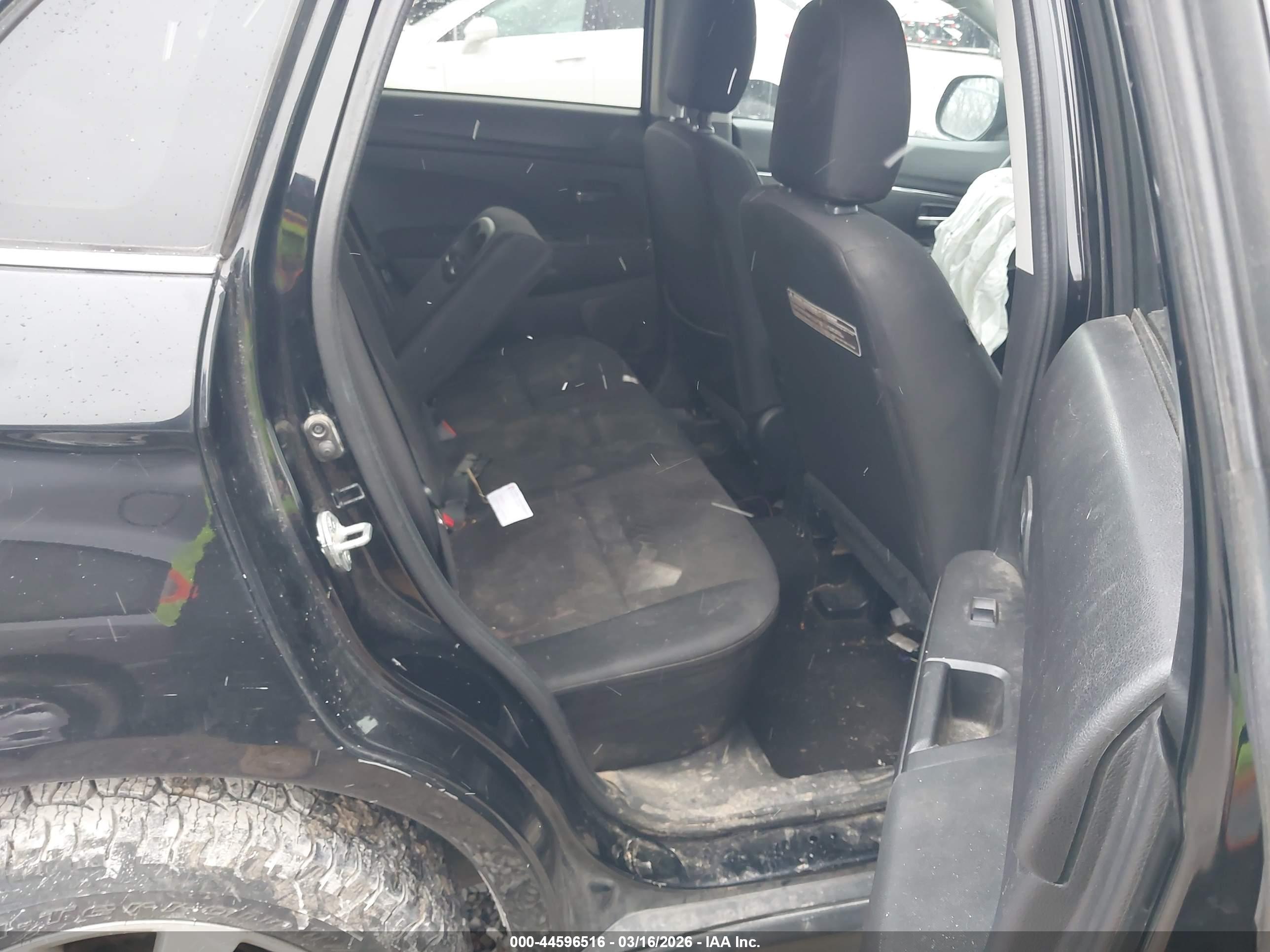 MITSUBISHI OUTLANDER image 8