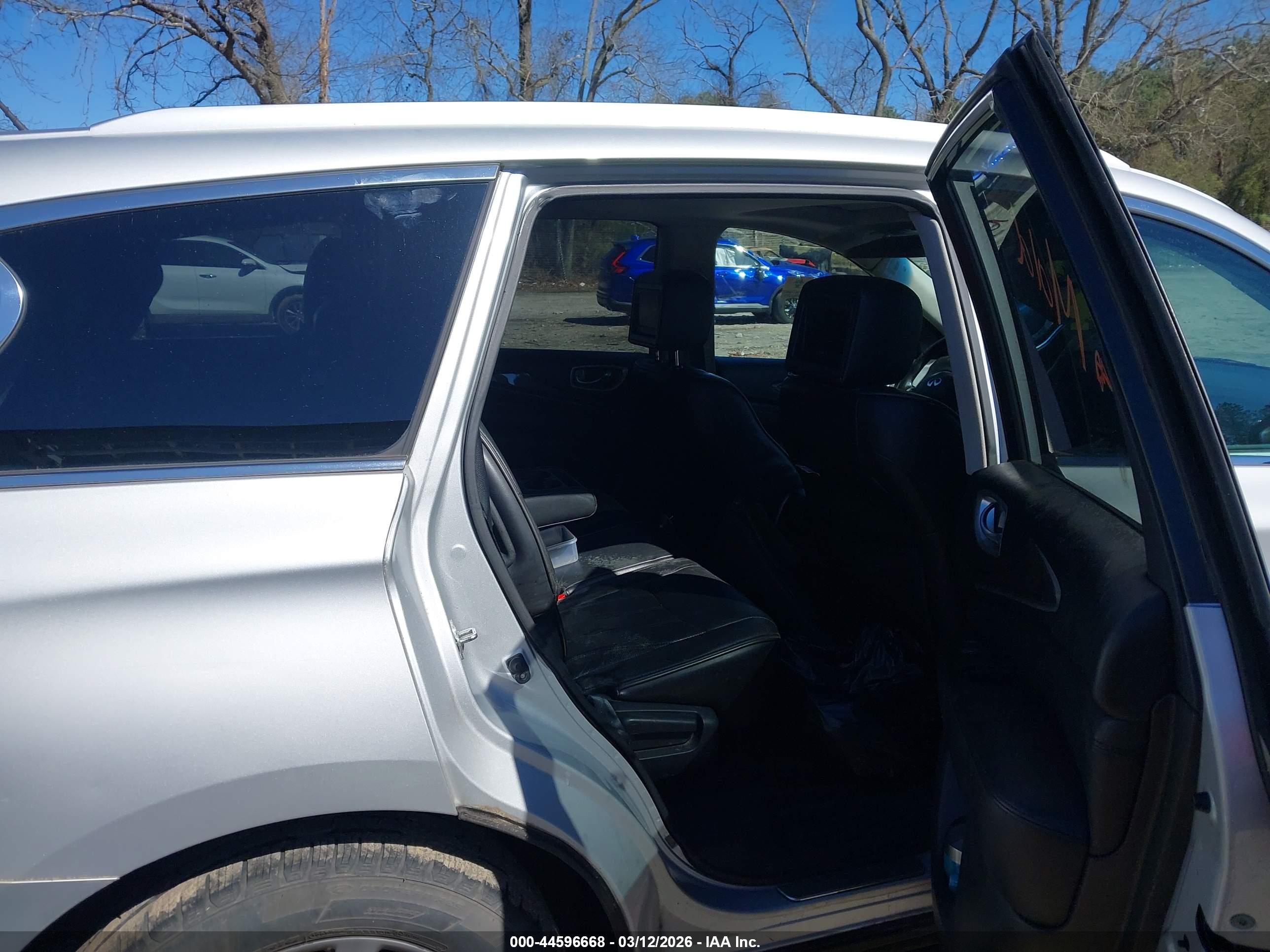 INFINITI JX35 image 8