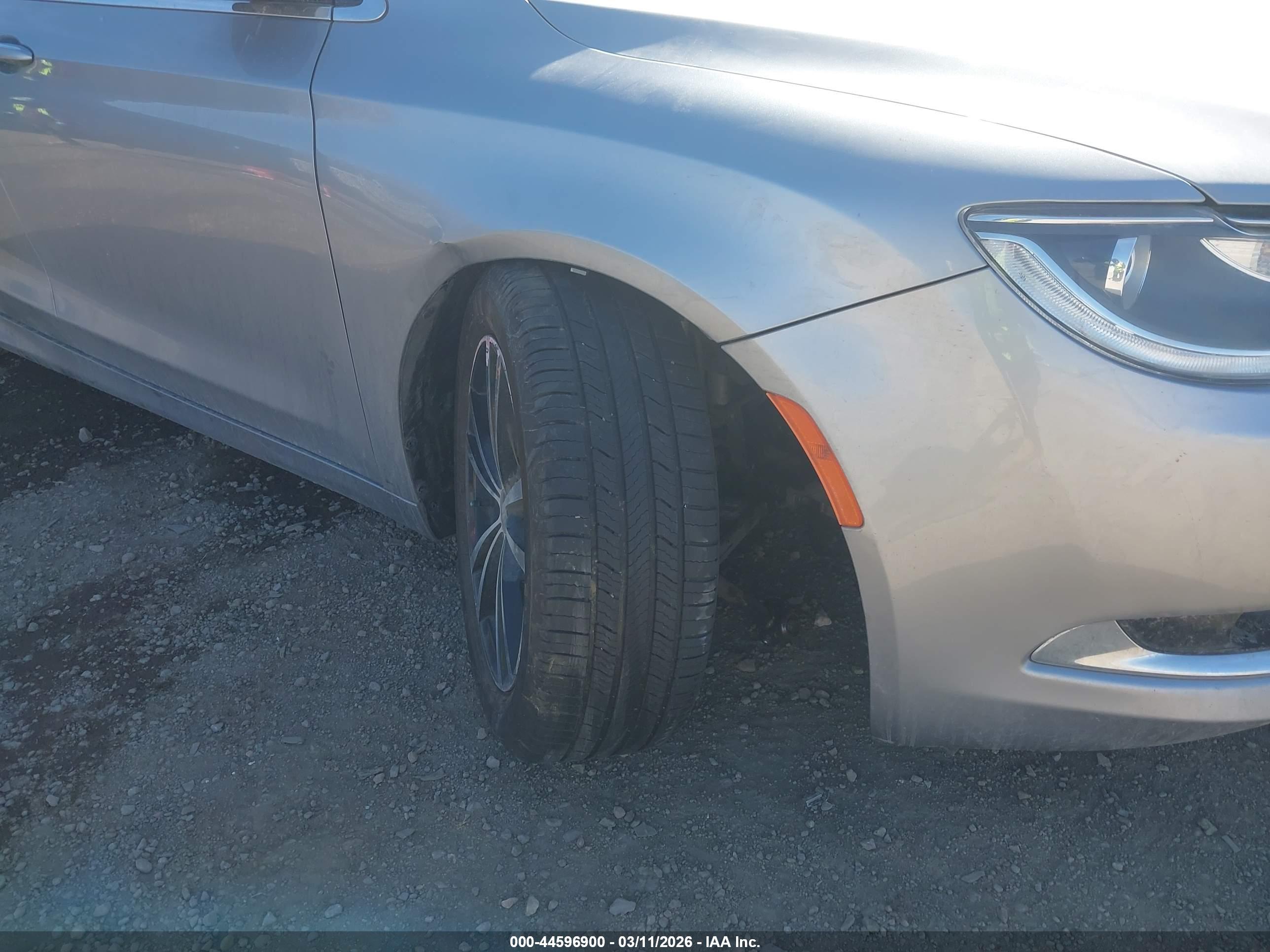 CHRYSLER 200 image 6