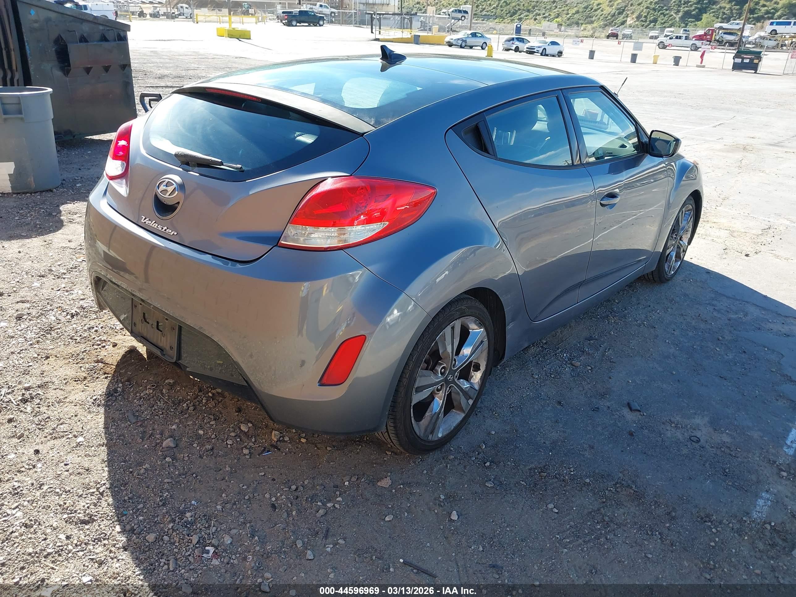 HYUNDAI VELOSTER image 4