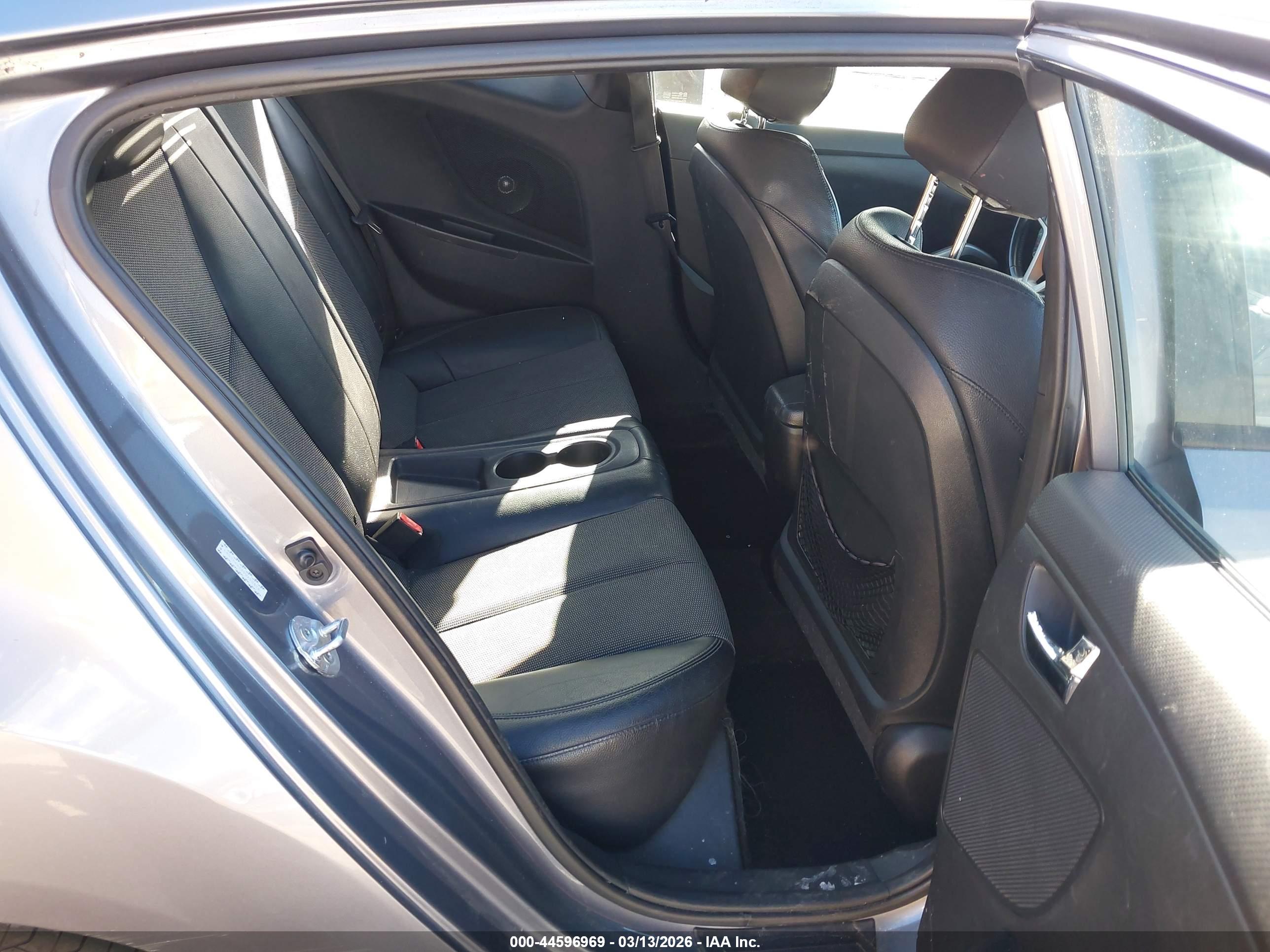 HYUNDAI VELOSTER image 8
