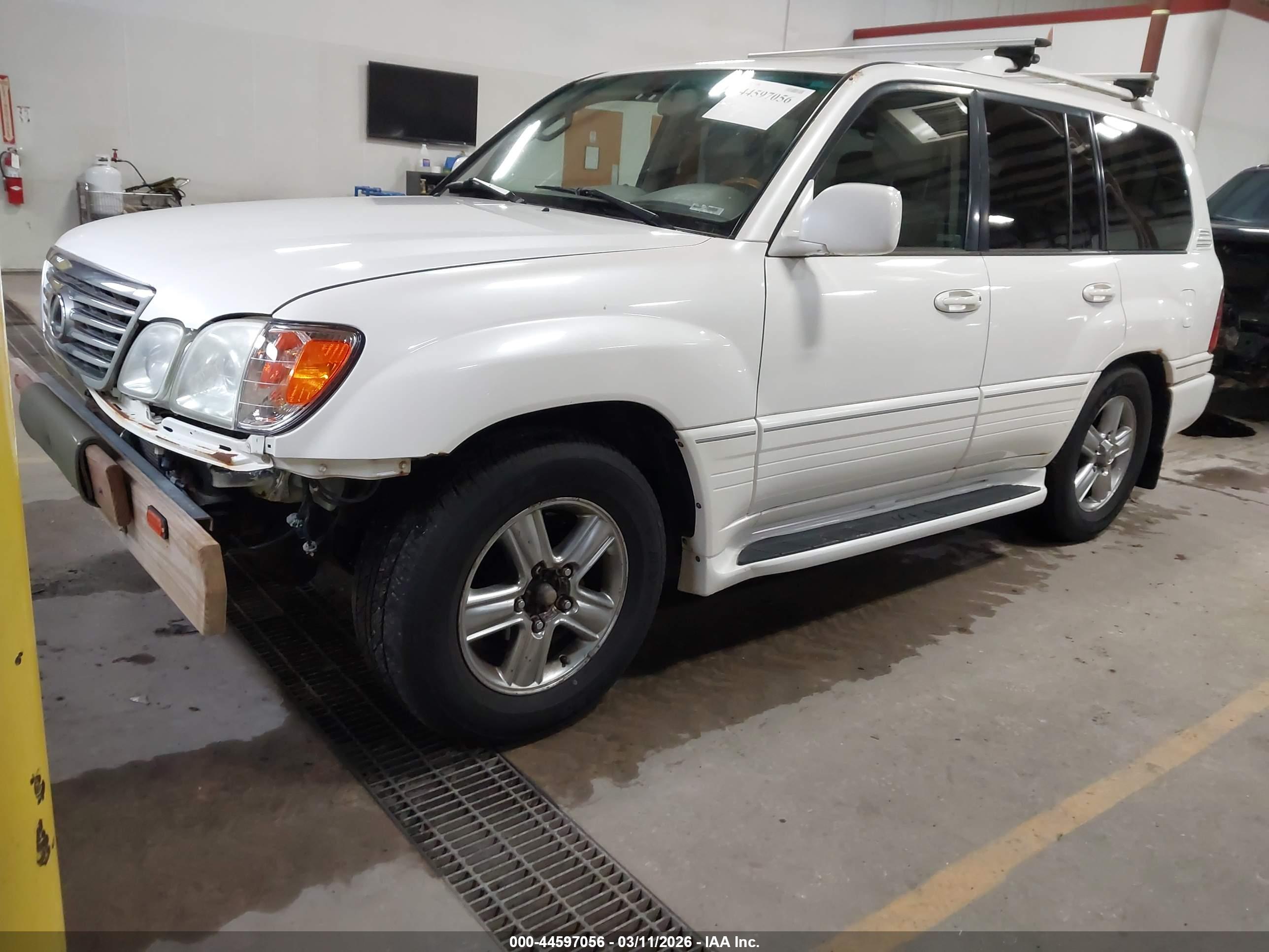 LEXUS LX image 2