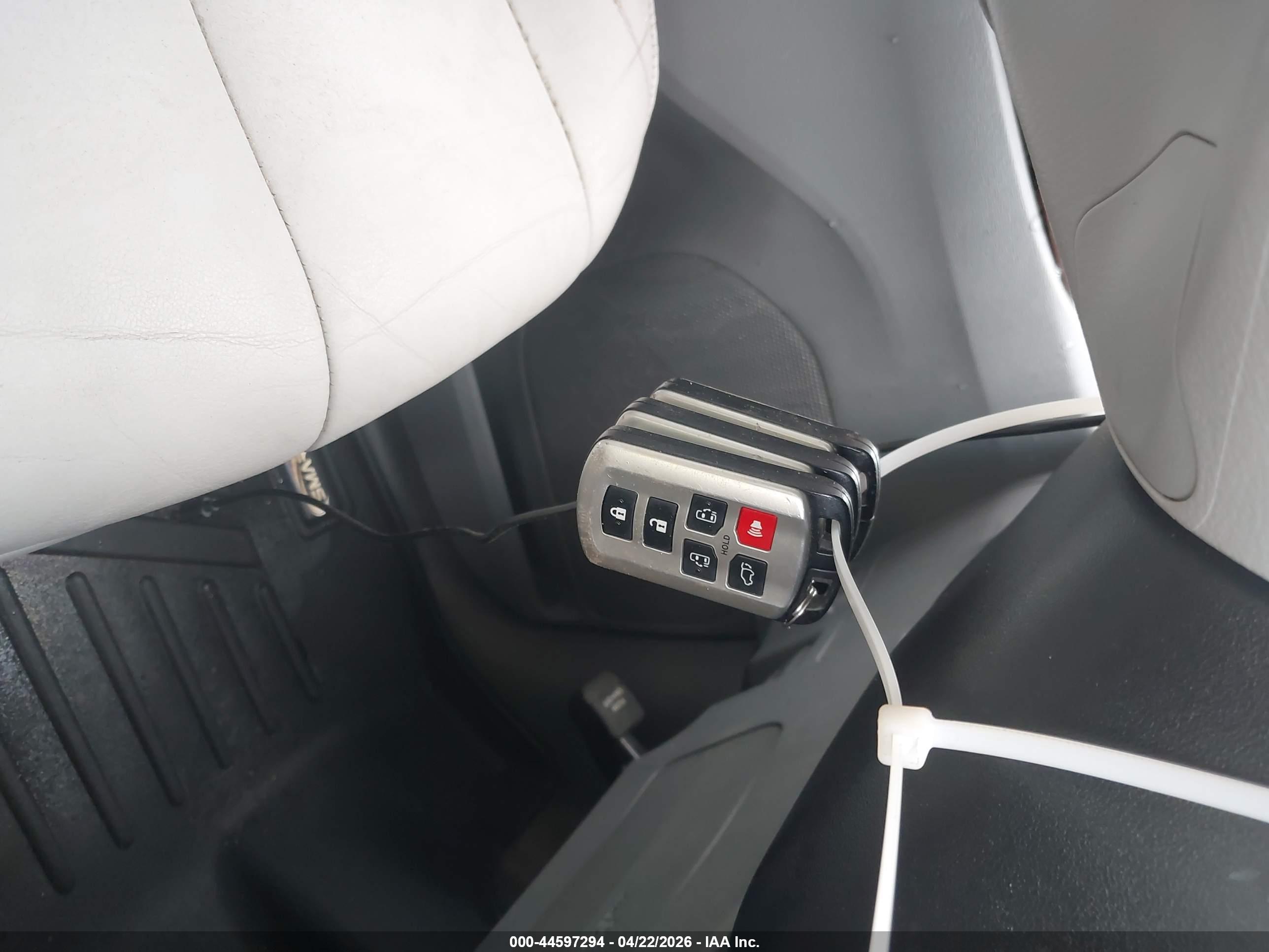 TOYOTA SIENNA image 11