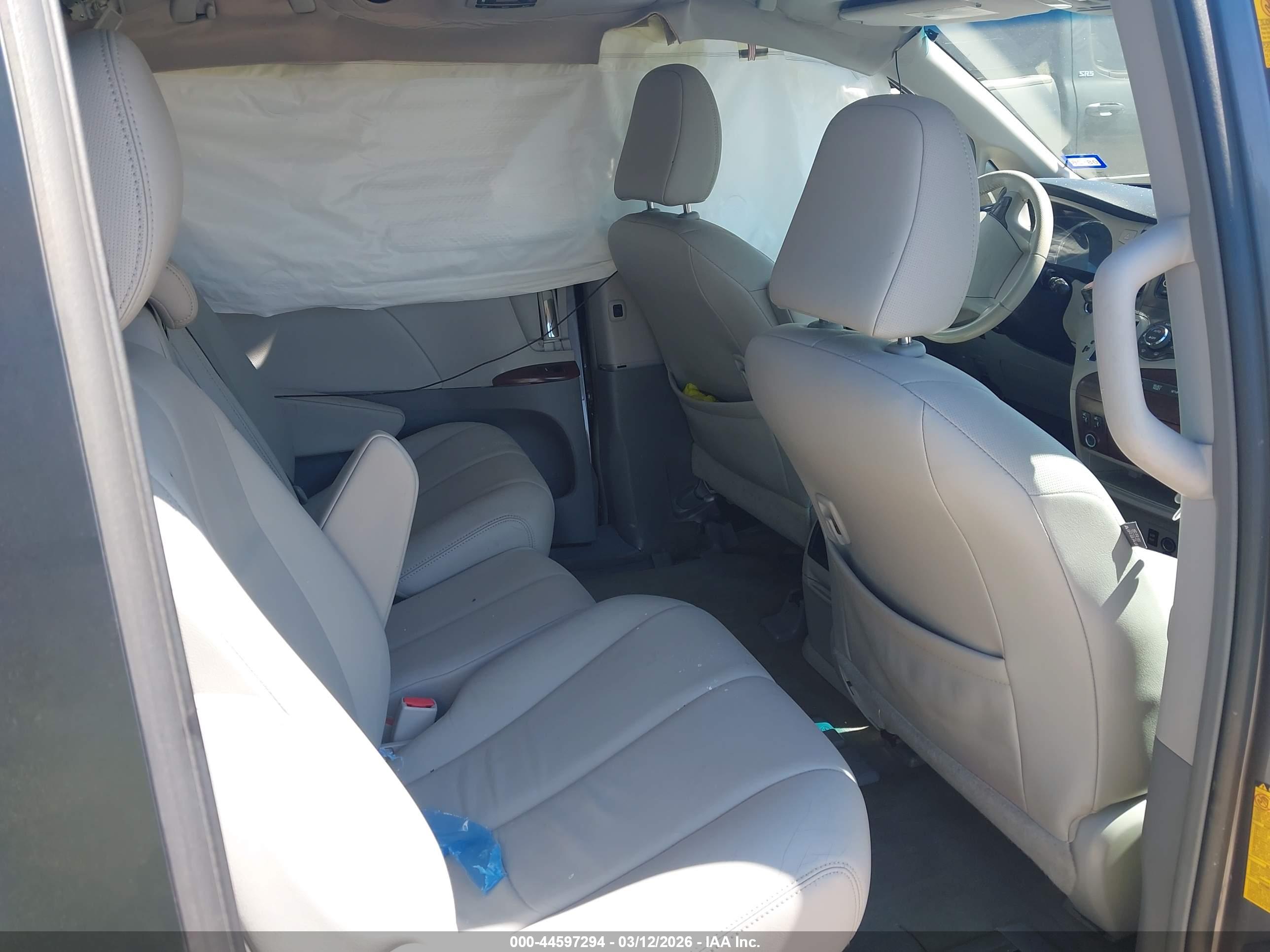 TOYOTA SIENNA image 8