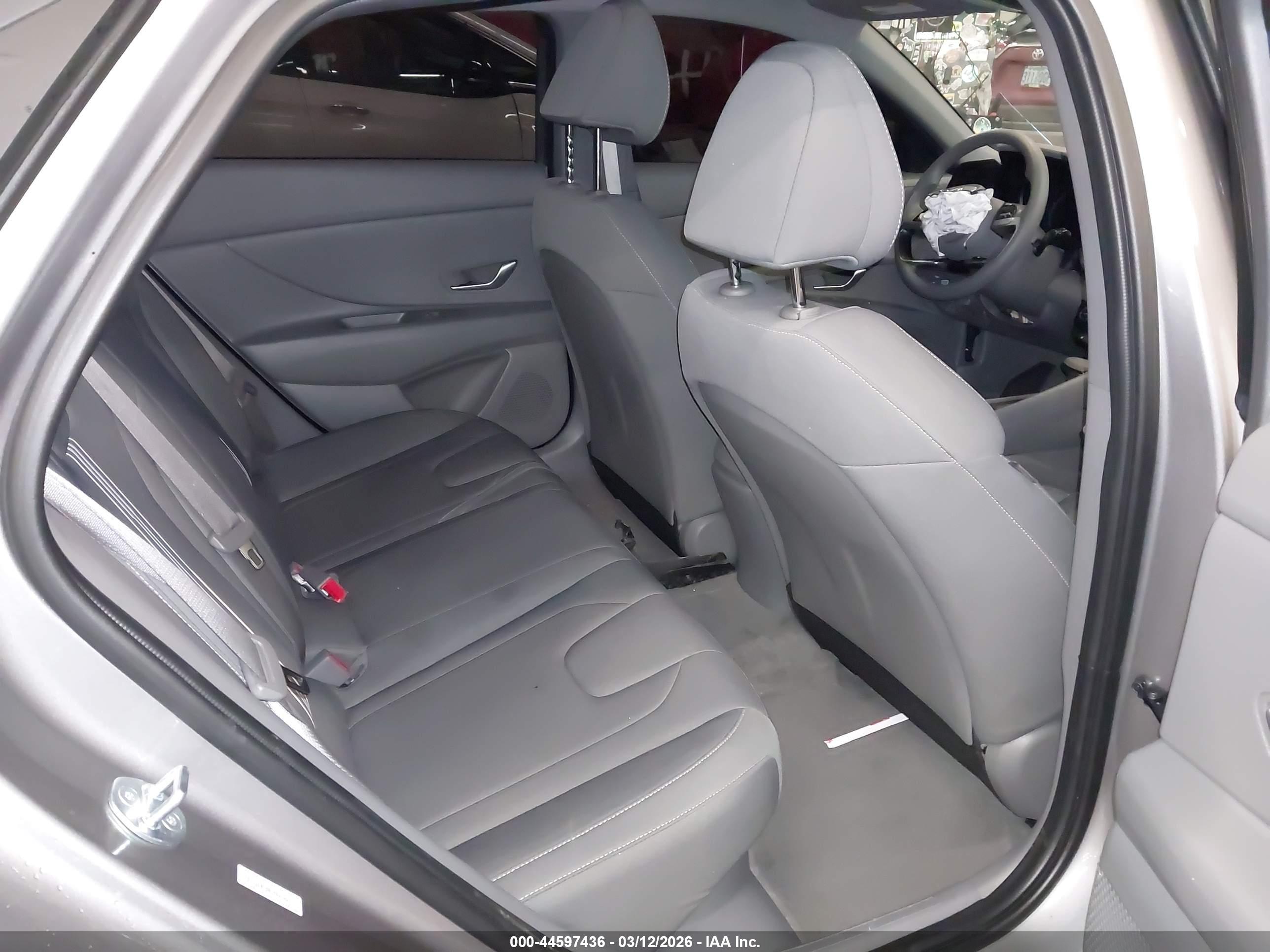 HYUNDAI ELANTRA image 8