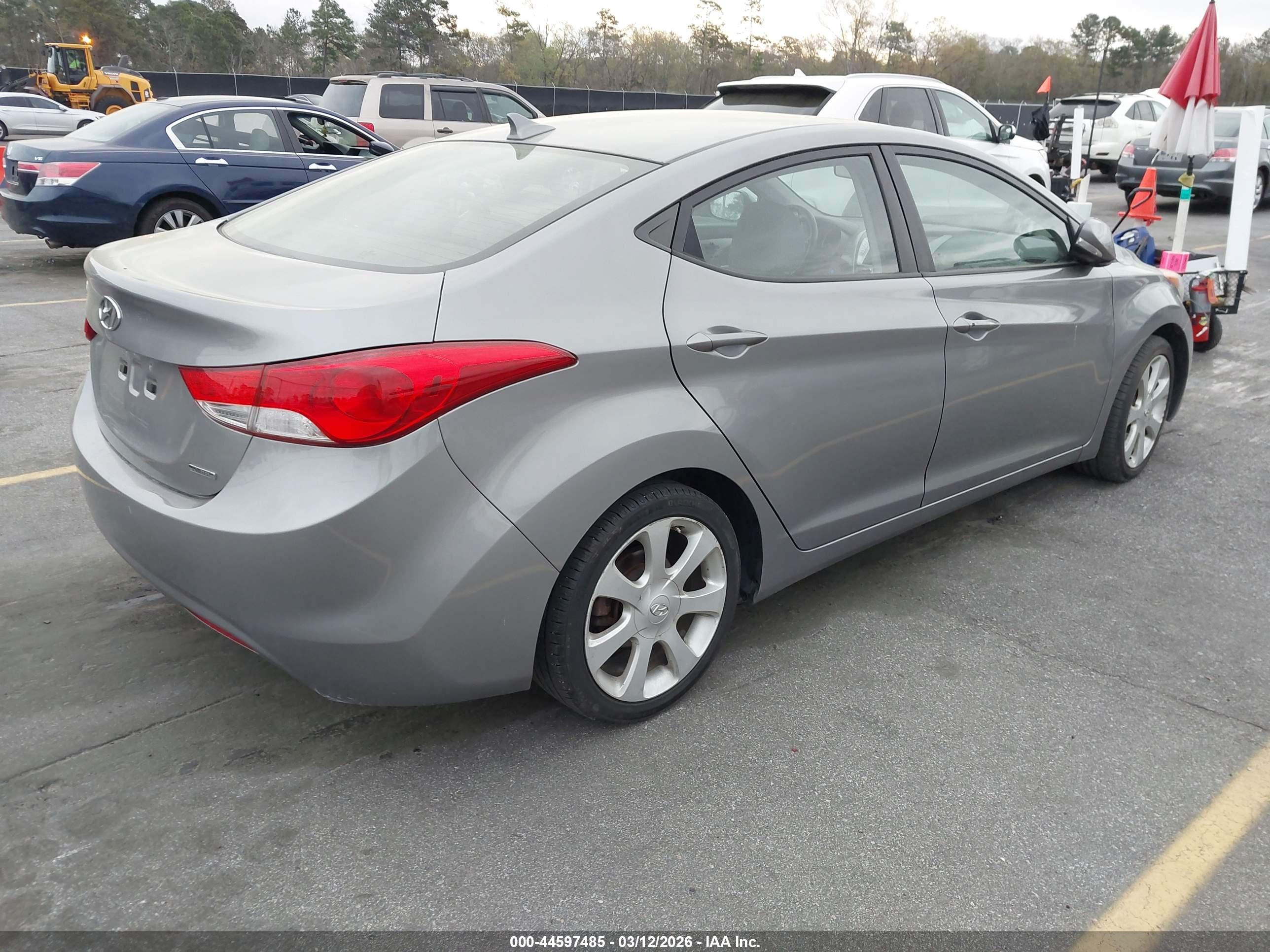 HYUNDAI ELANTRA image 4