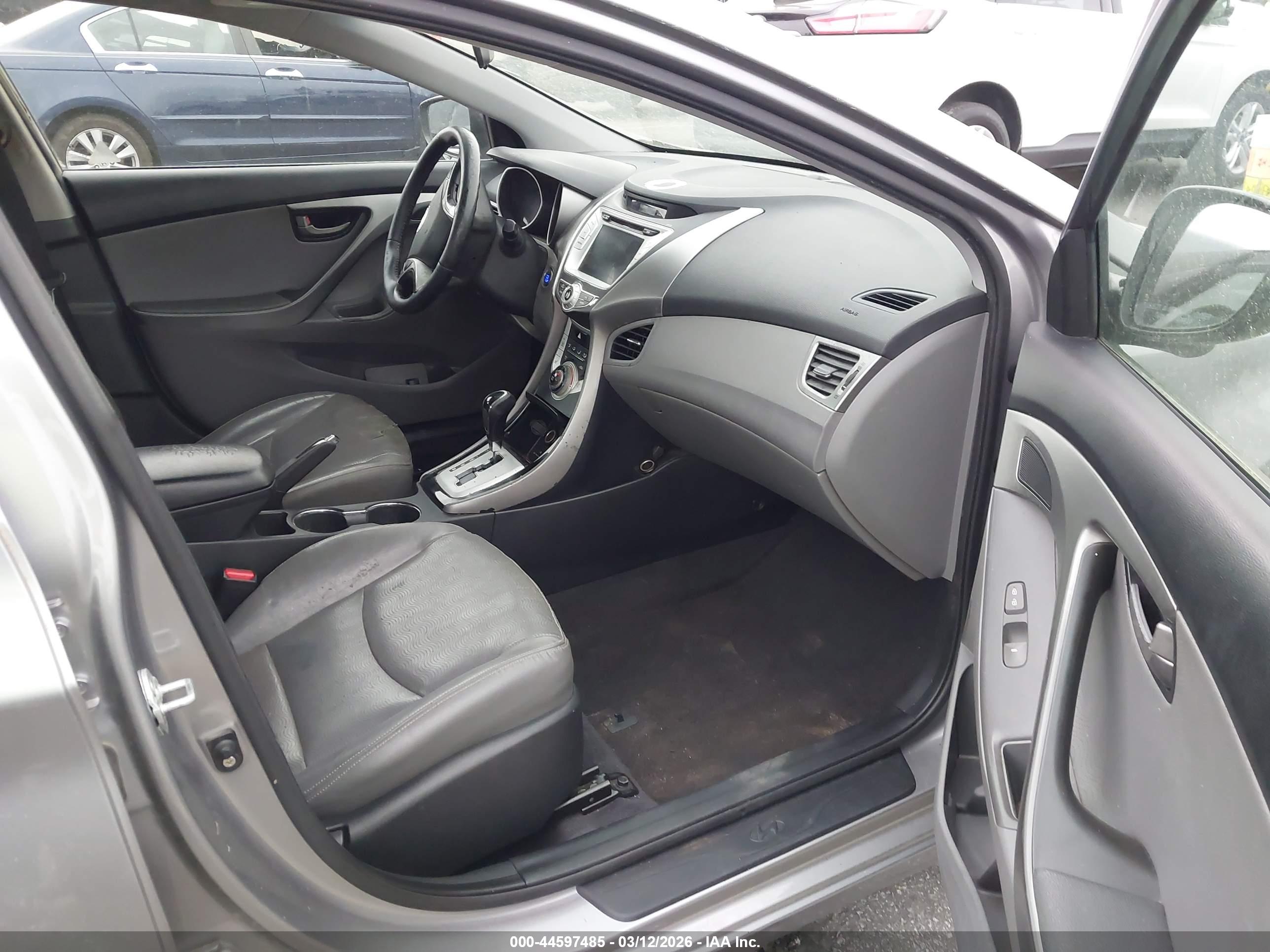 HYUNDAI ELANTRA image 5