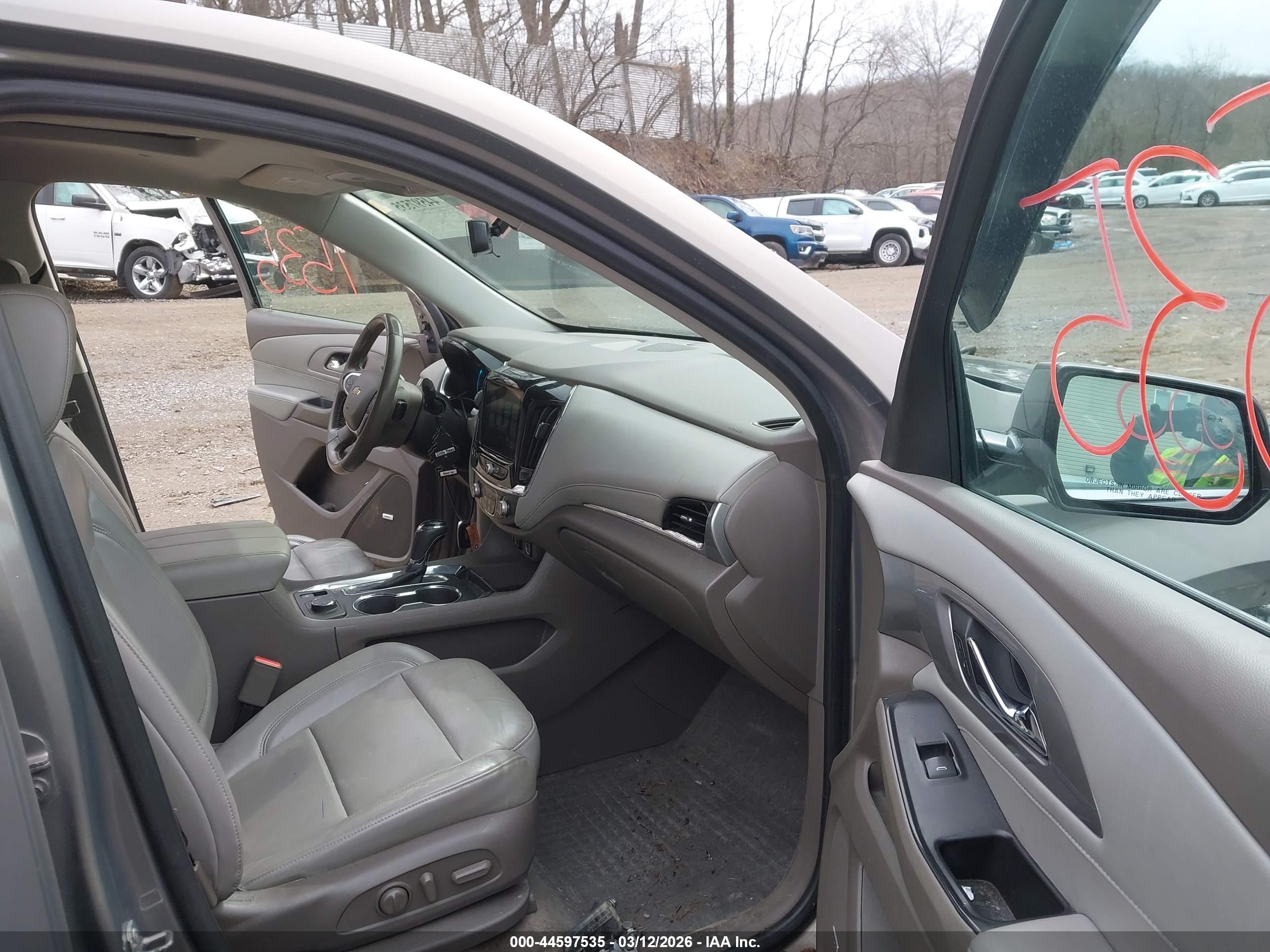 CHEVROLET TRAVERSE image 5
