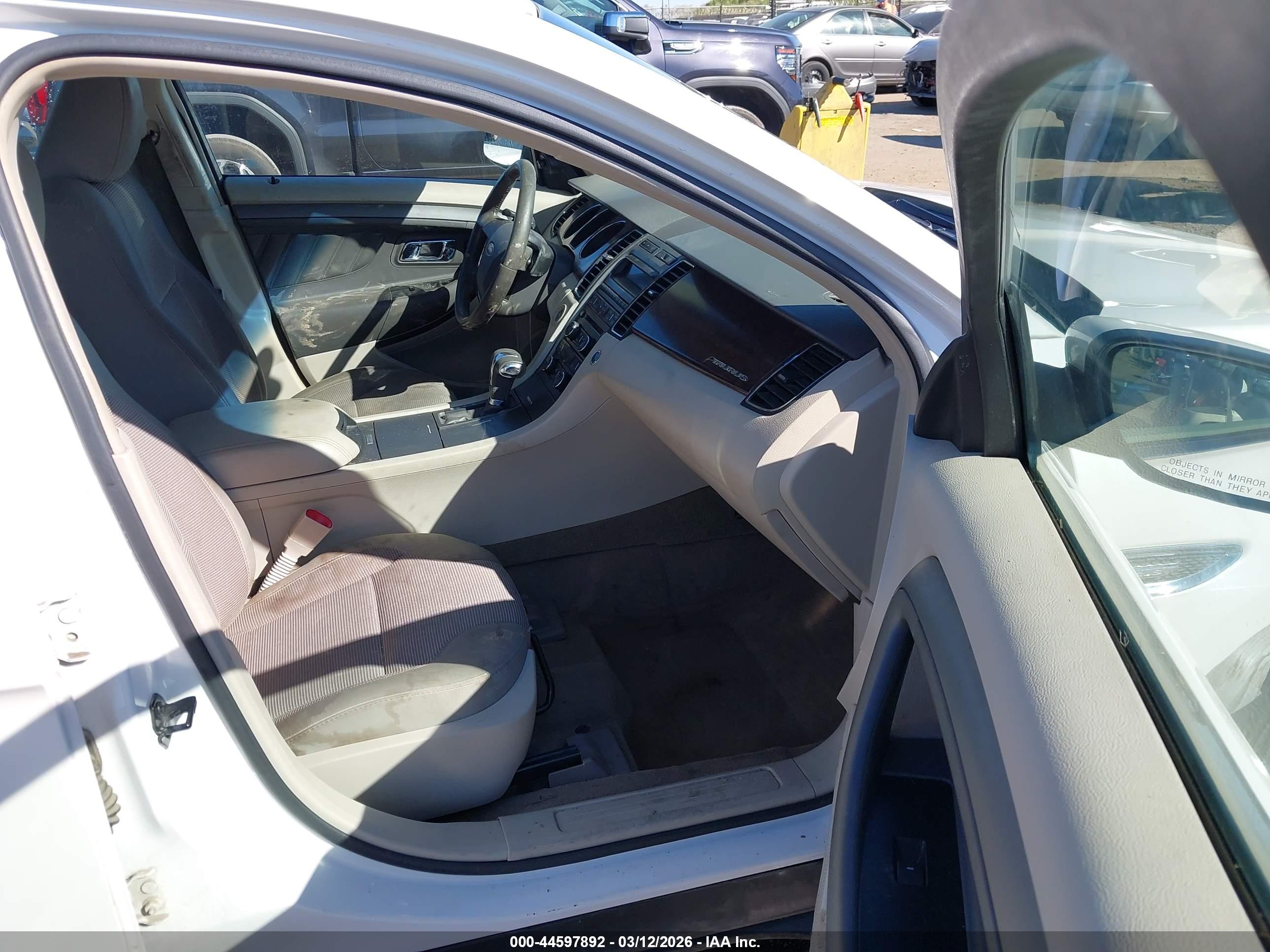 FORD TAURUS image 5