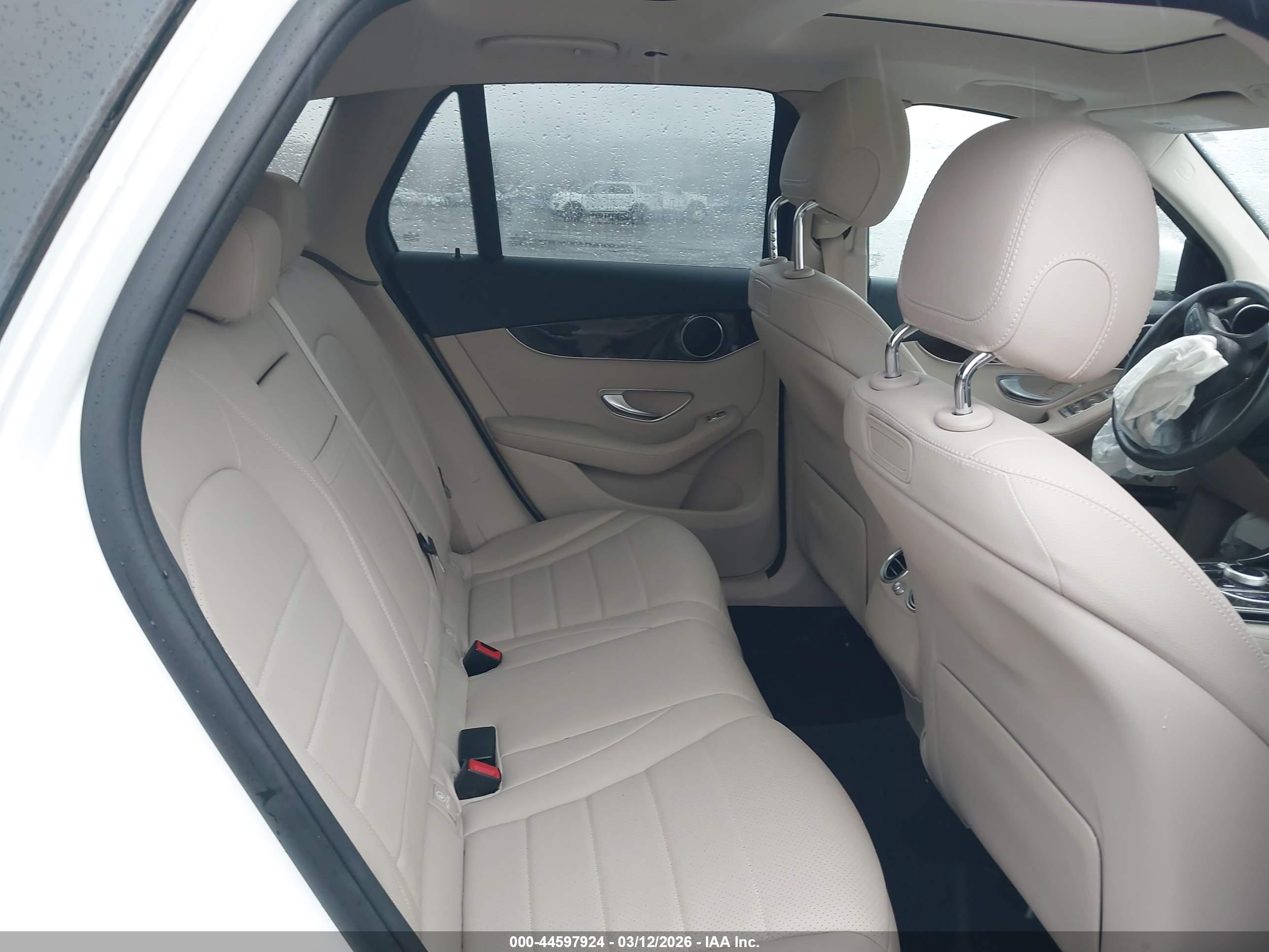 MERCEDES-BENZ GLC image 8