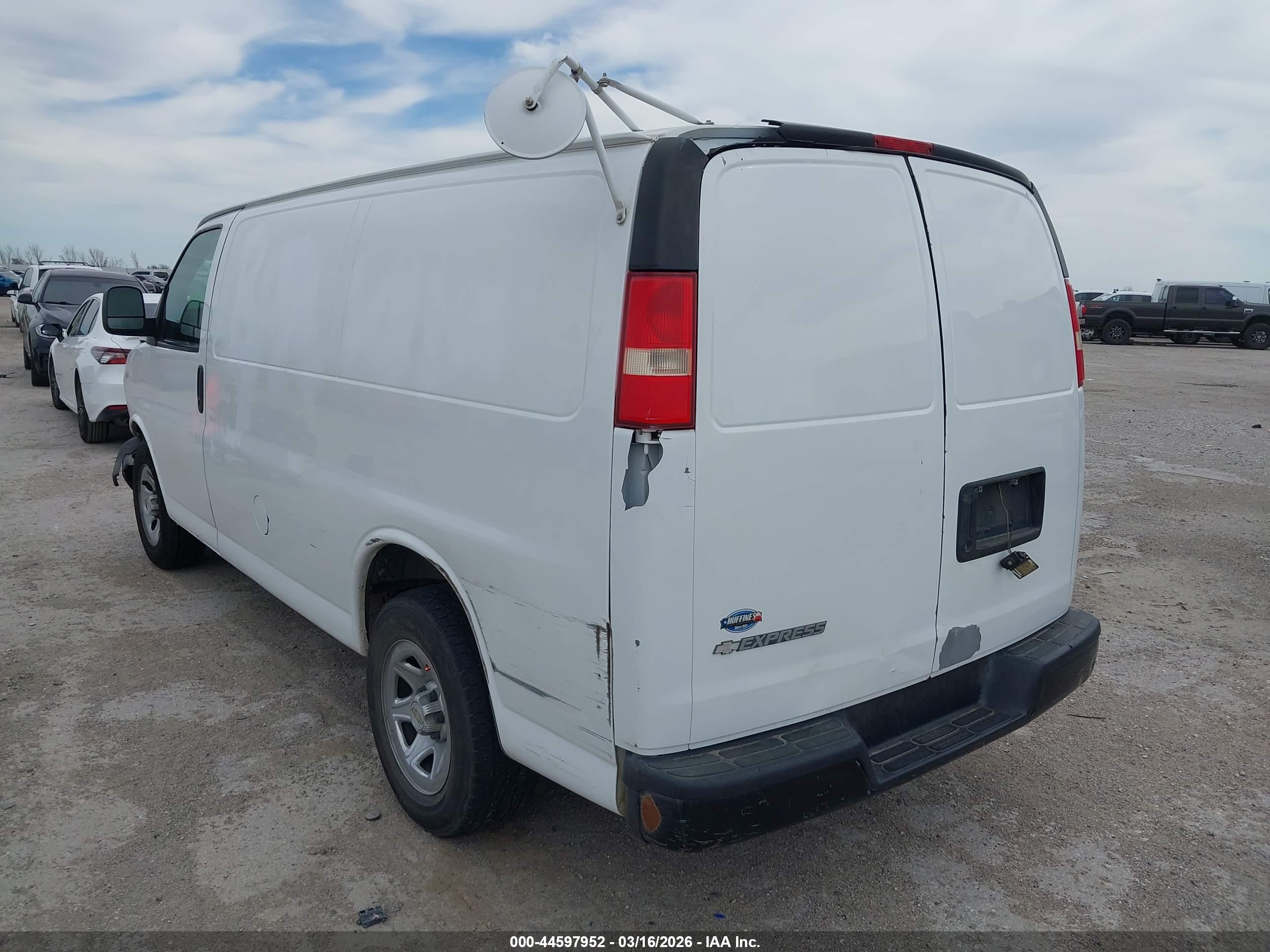 CHEVROLET EXPRESS image 3