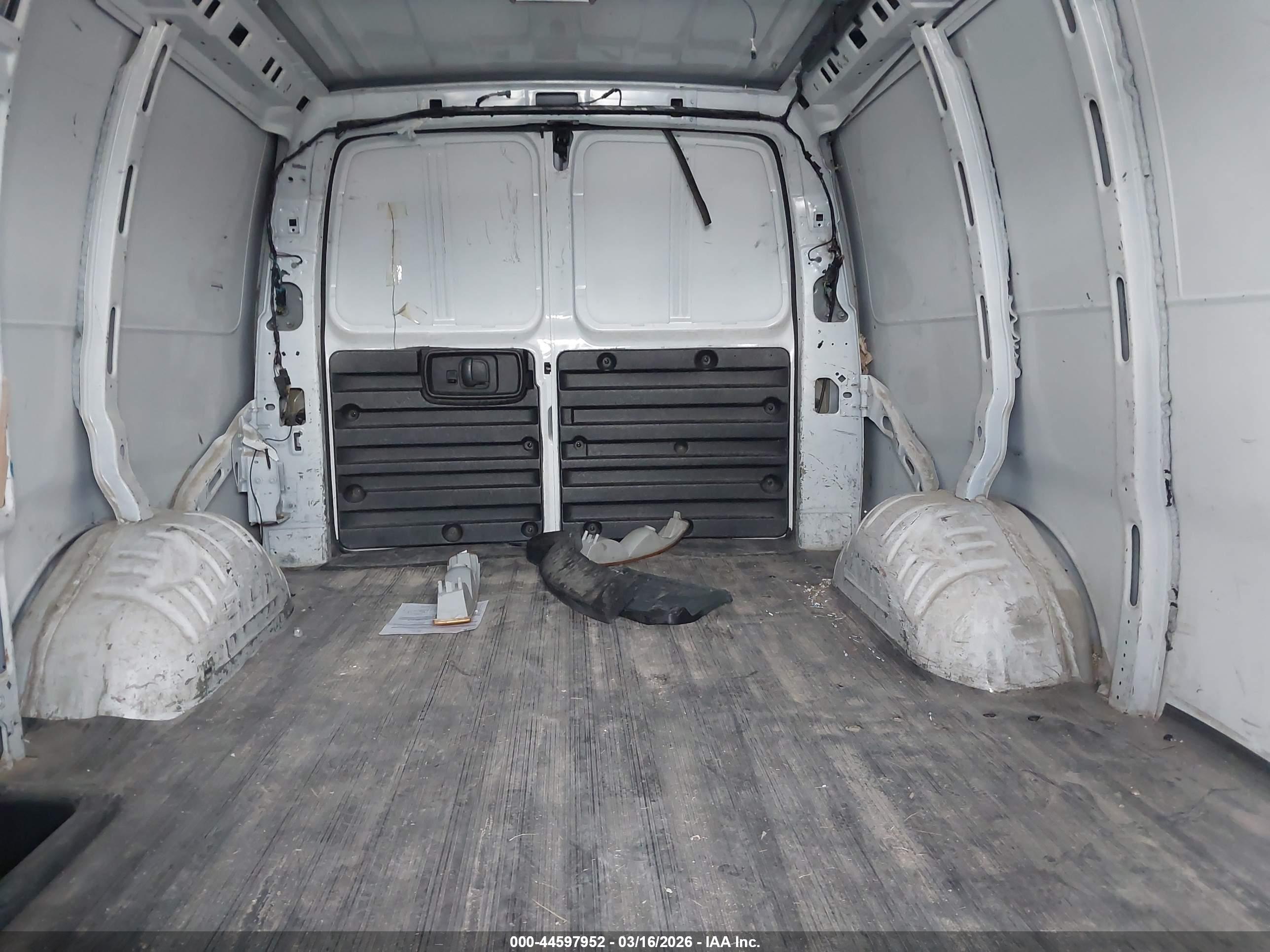 CHEVROLET EXPRESS image 8