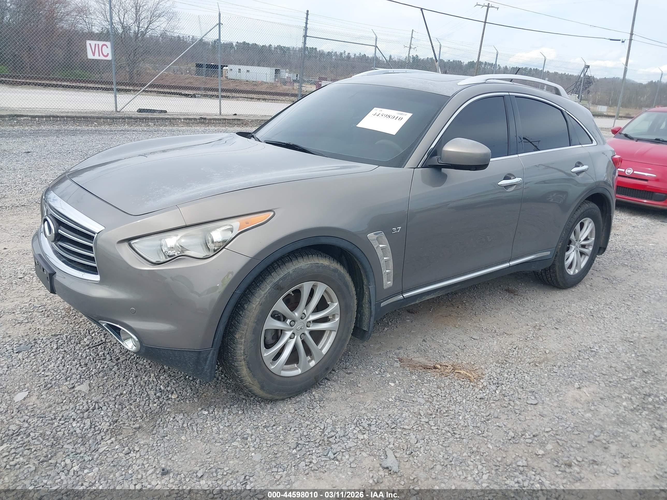 INFINITI QX70 image 2