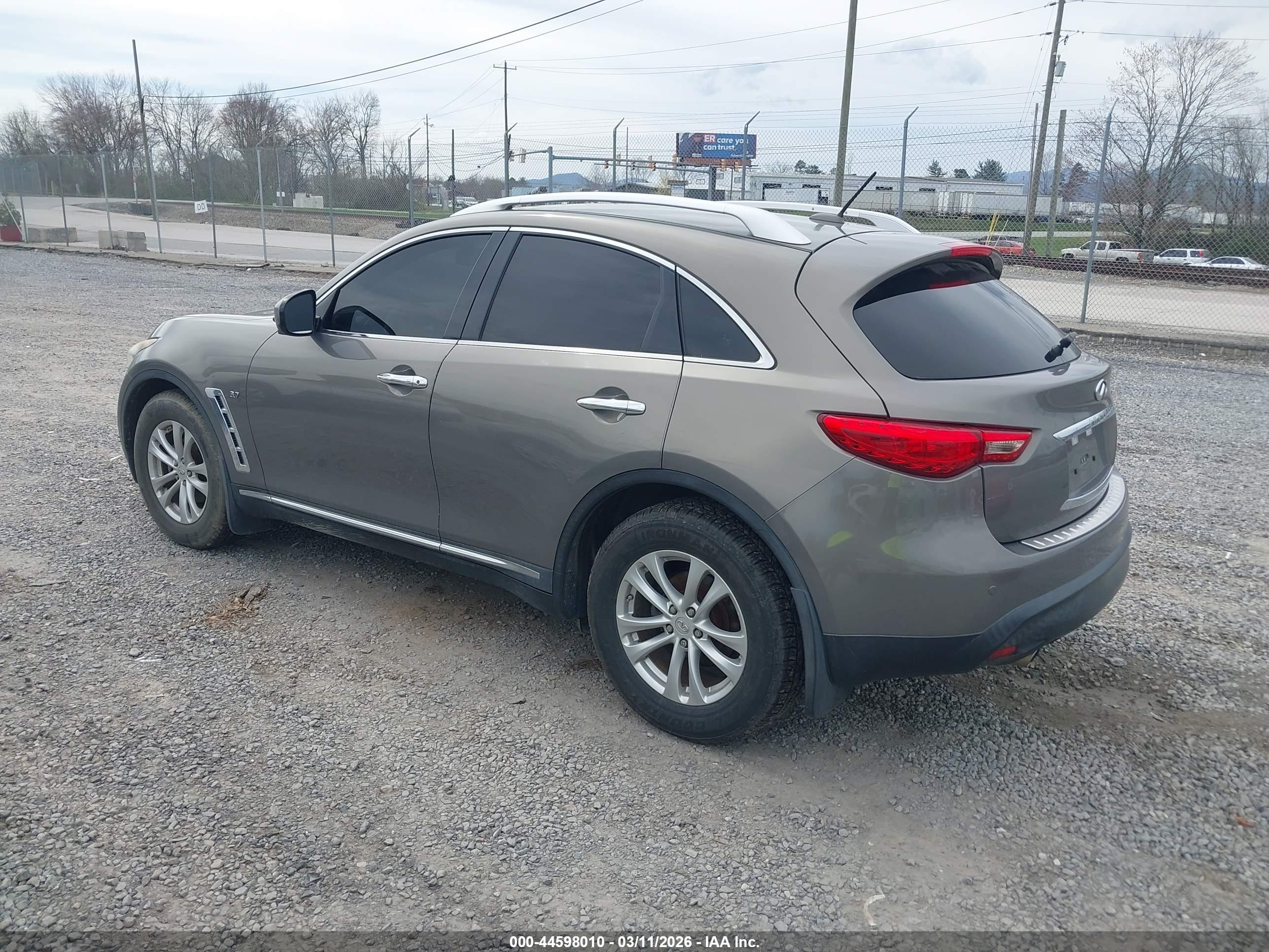 INFINITI QX70 image 3
