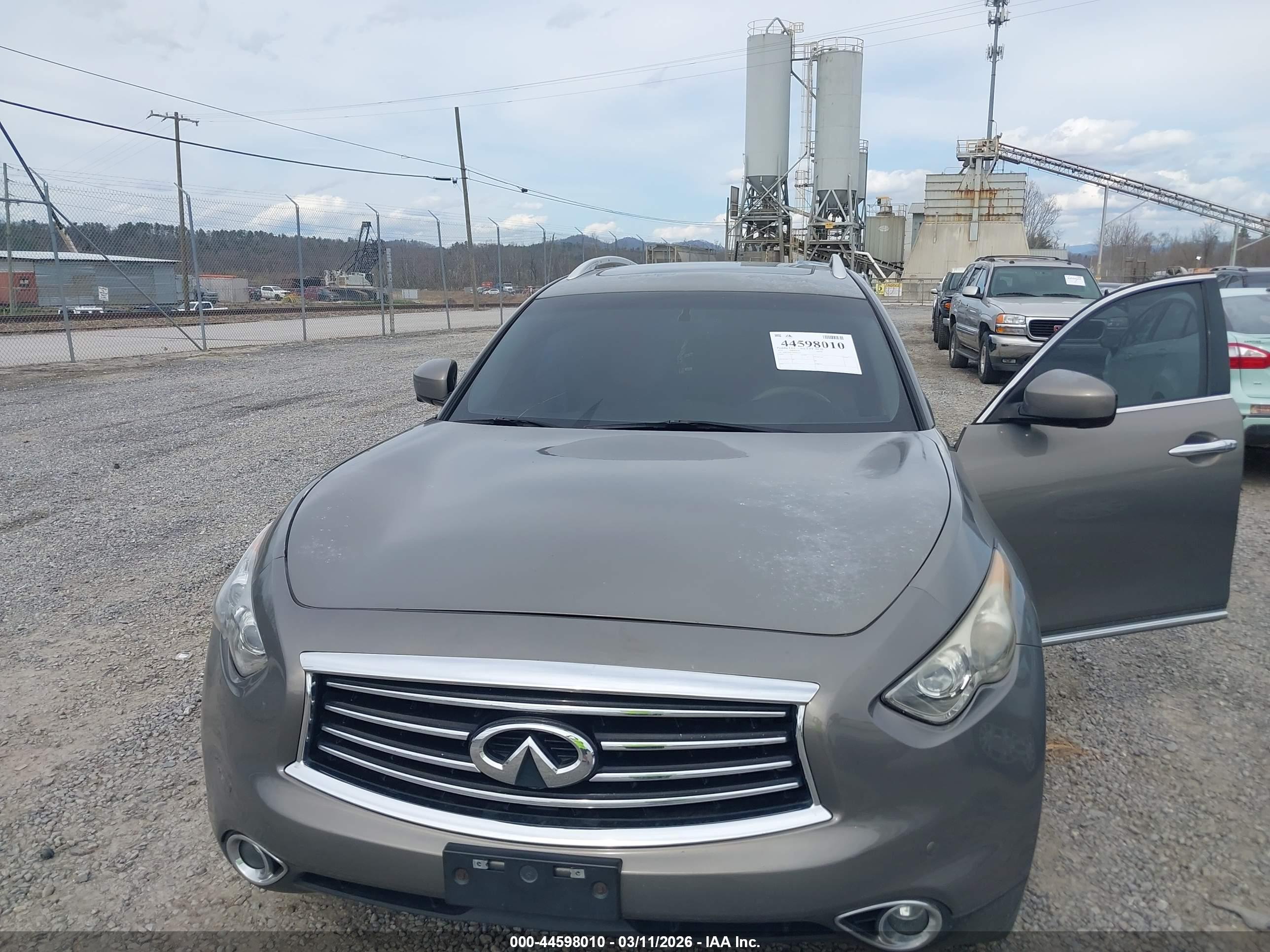 INFINITI QX70 image 6