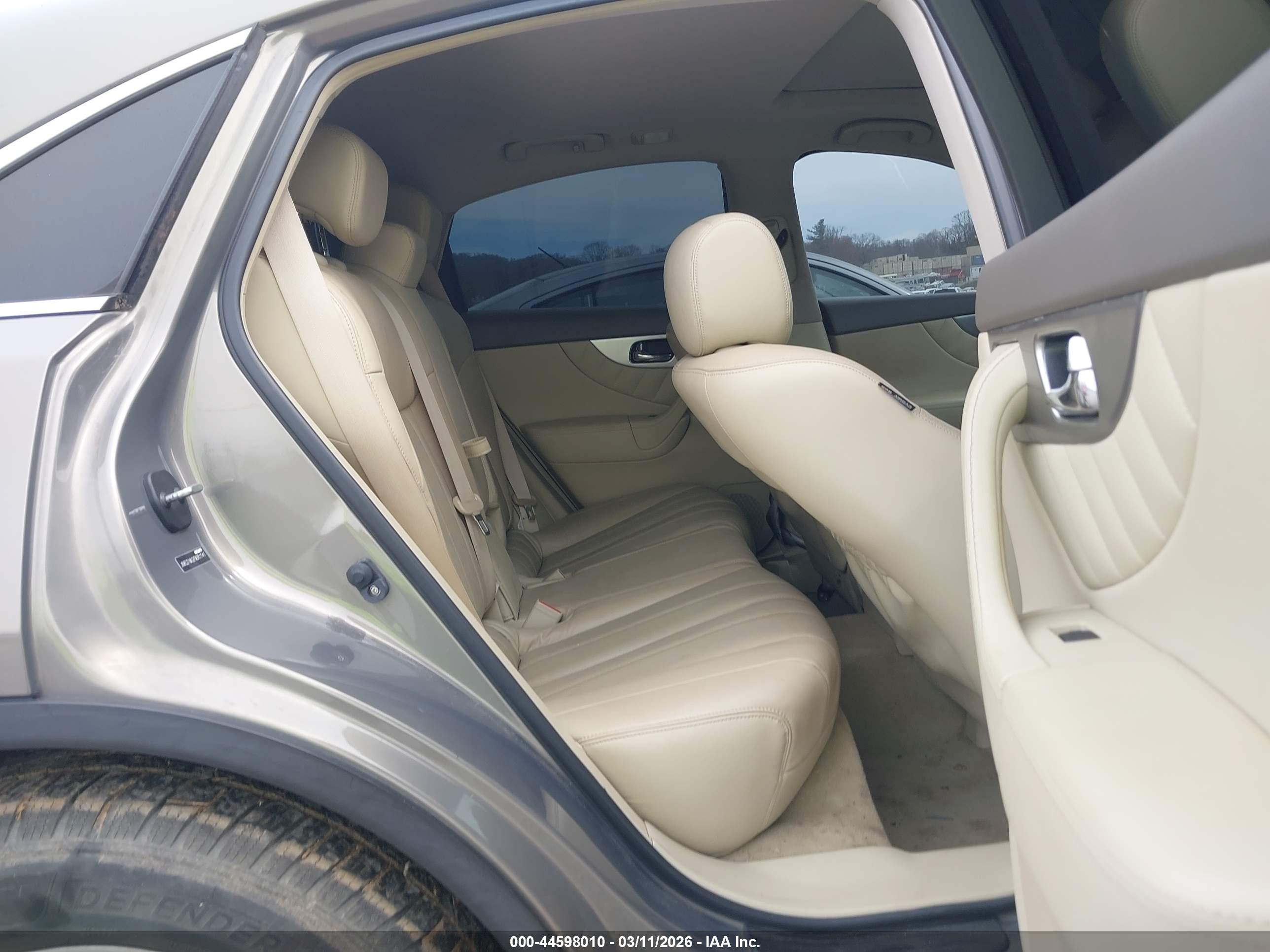 INFINITI QX70 image 8