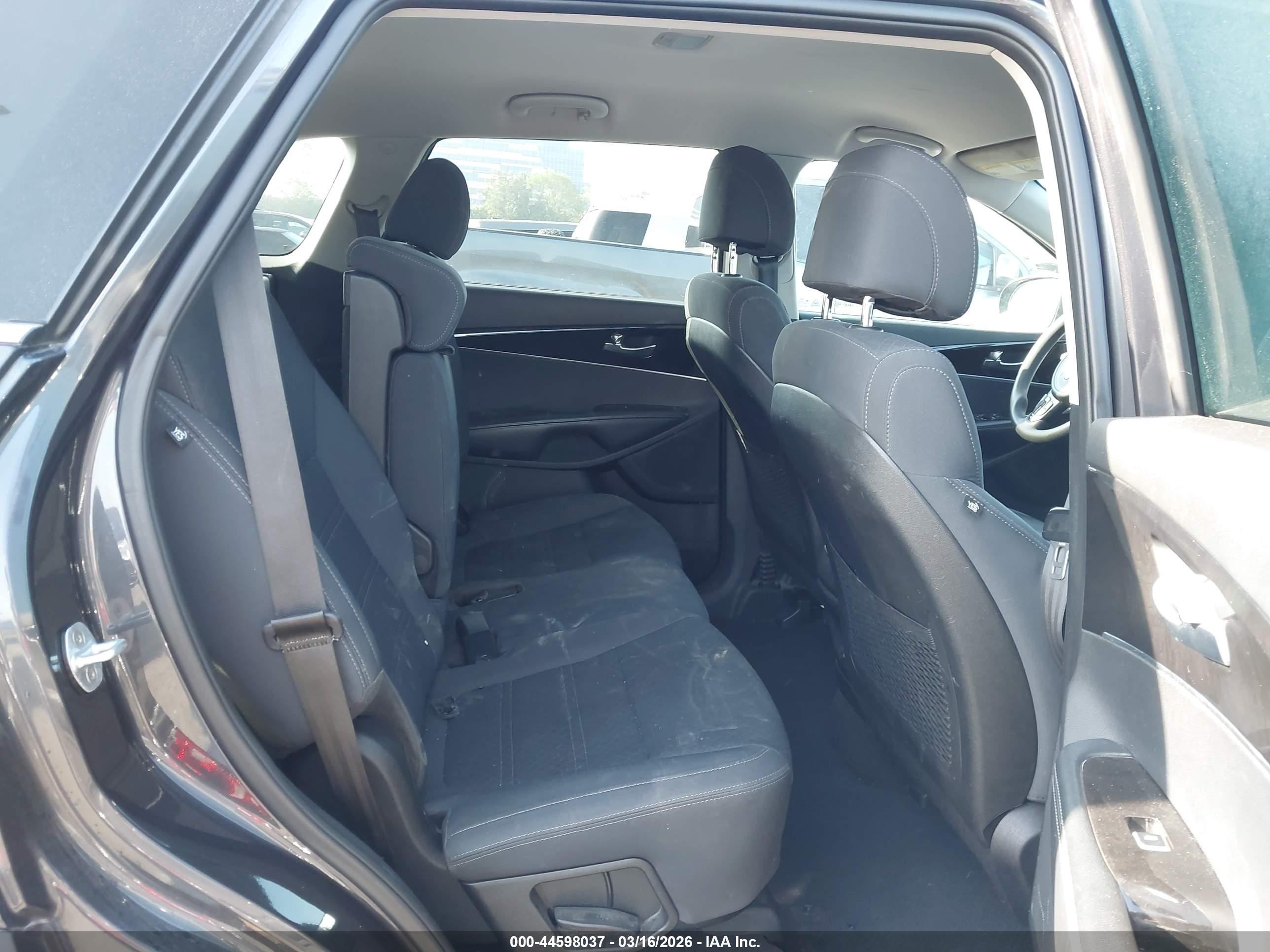 KIA SORENTO image 8