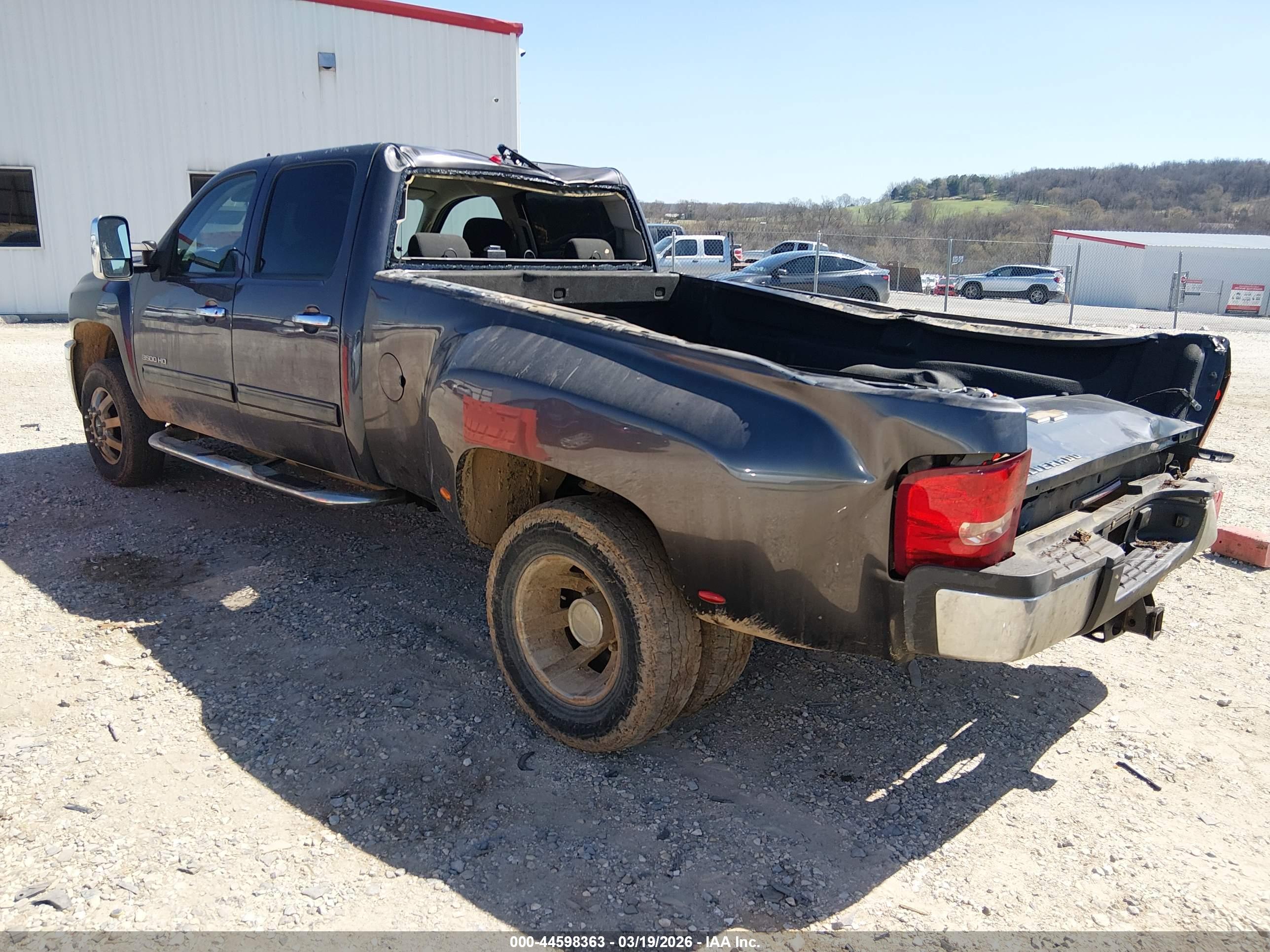 CHEVROLET SILVERADO image 3