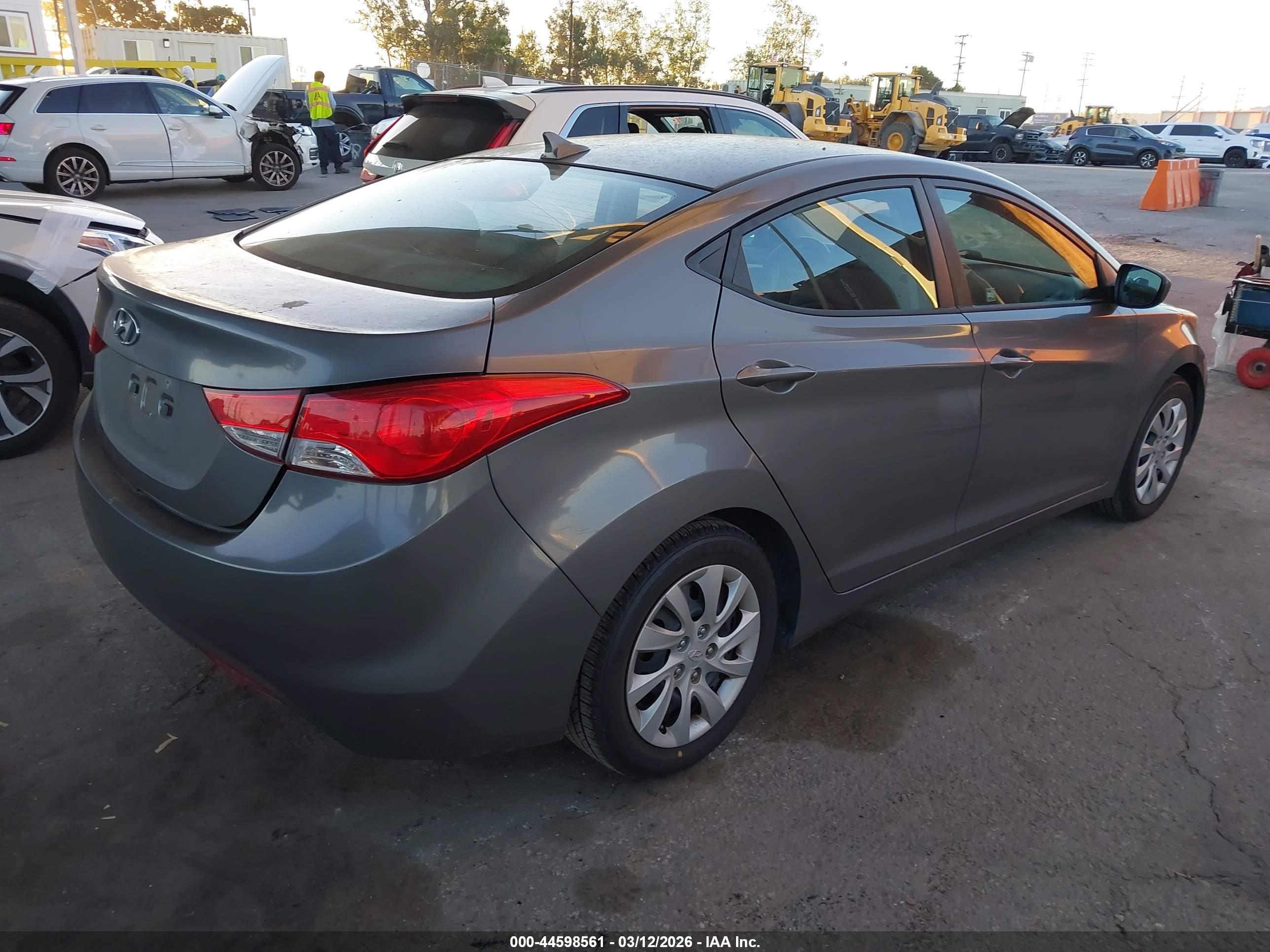 HYUNDAI ELANTRA image 4