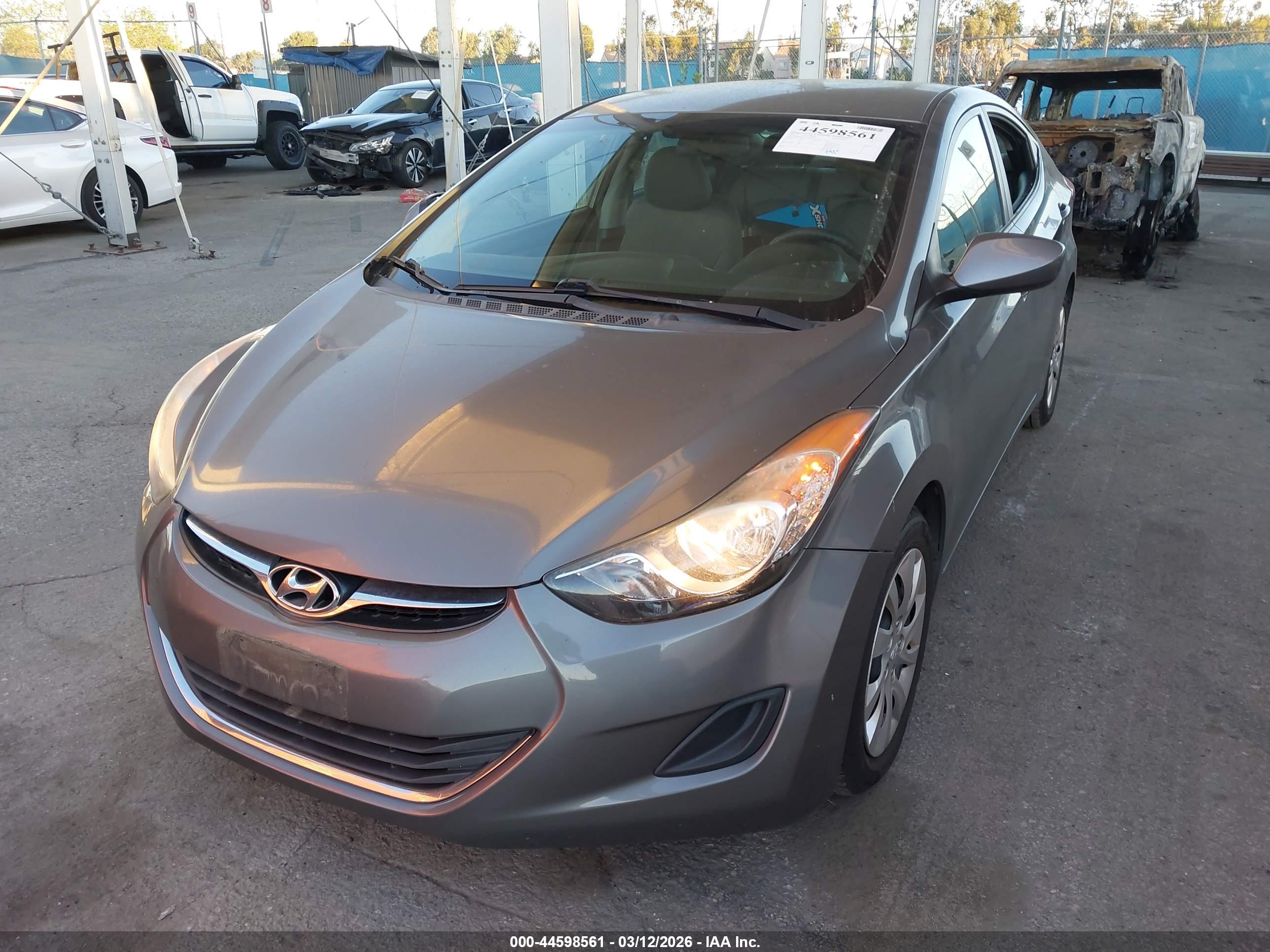 HYUNDAI ELANTRA image 6