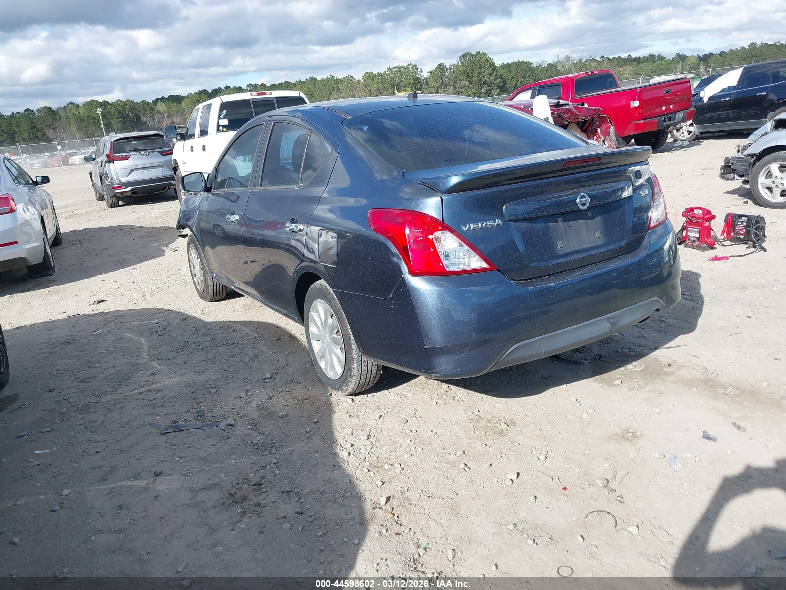 NISSAN VERSA image 3