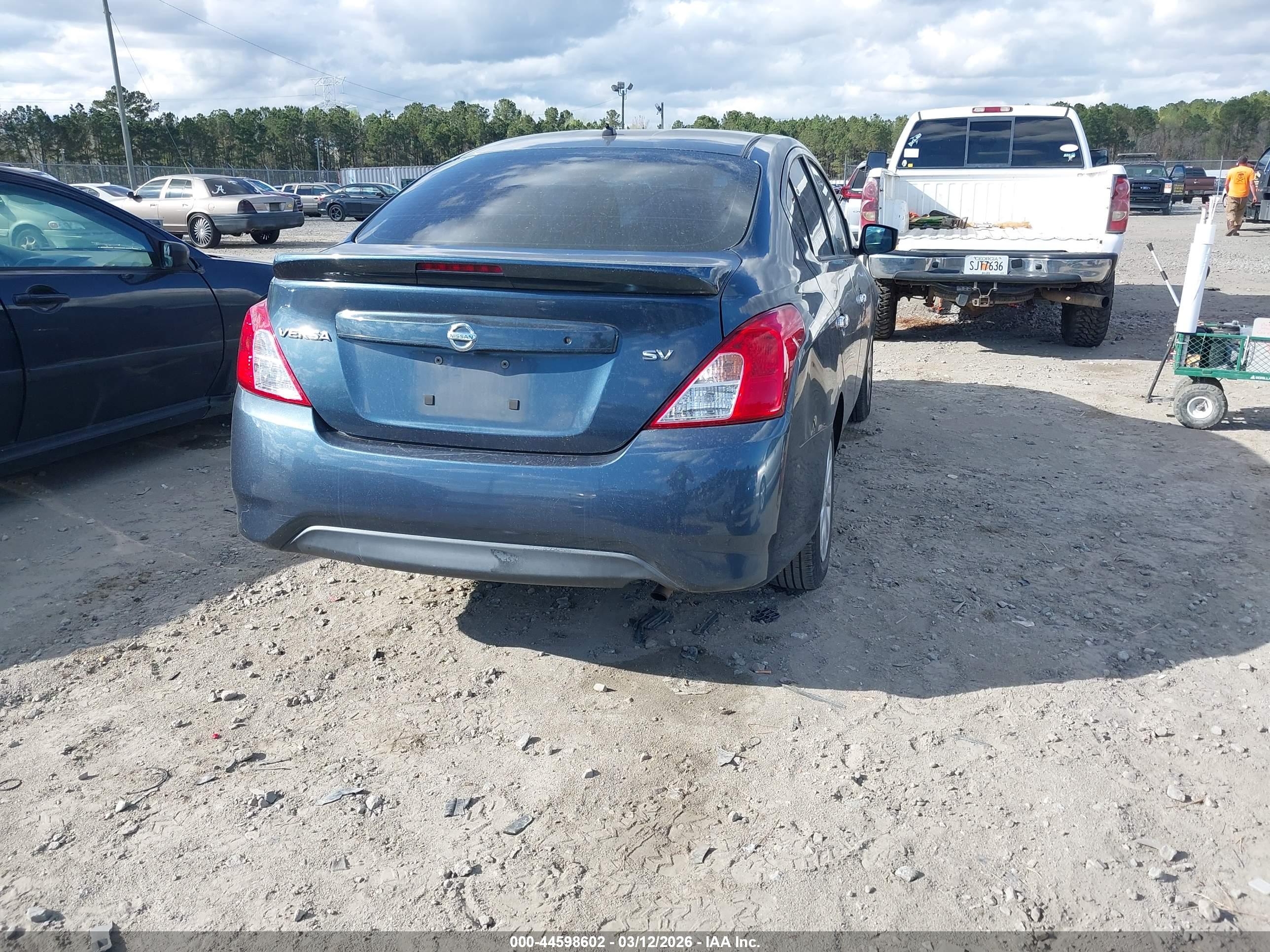 NISSAN VERSA image 4