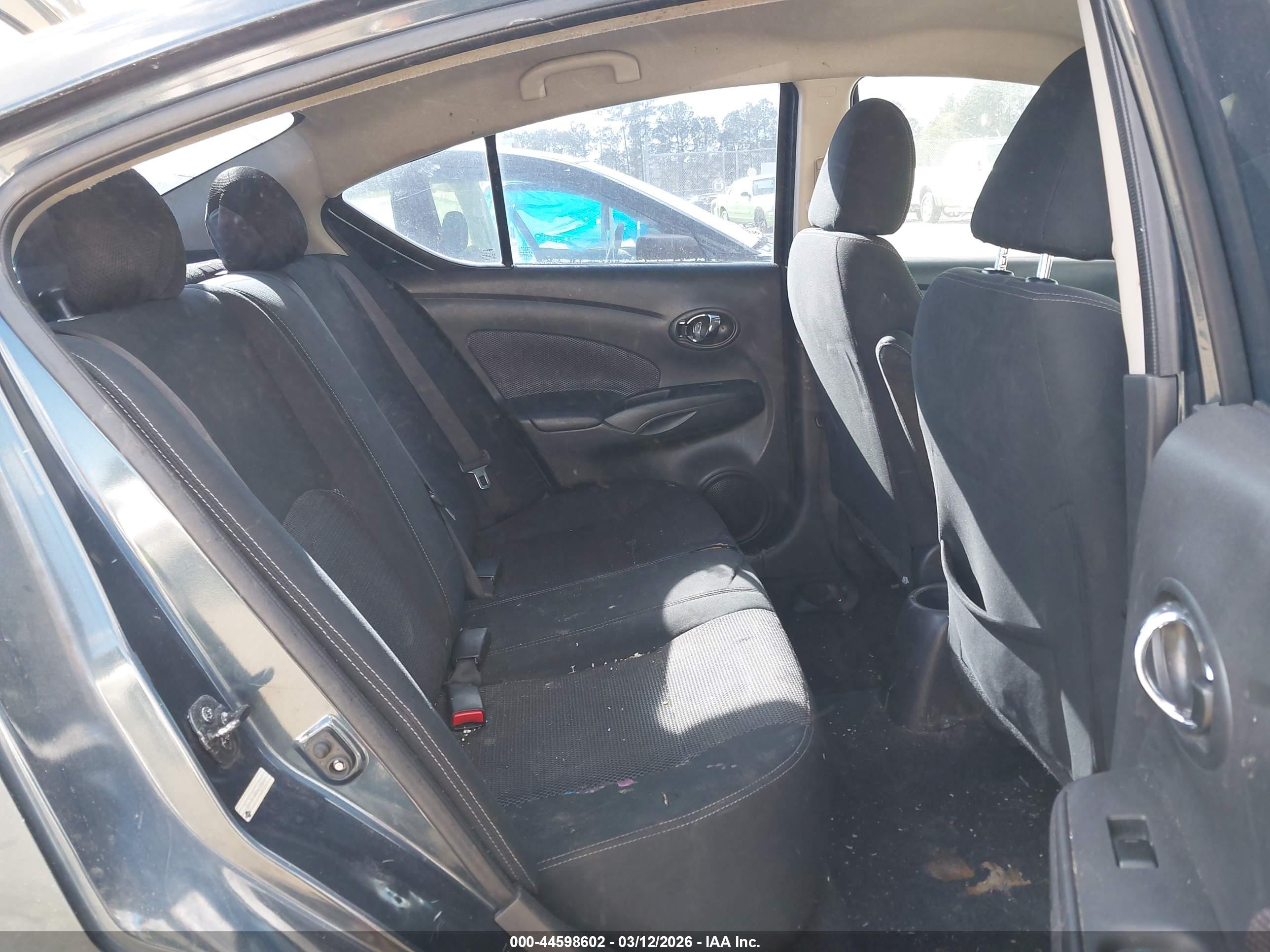 NISSAN VERSA image 8