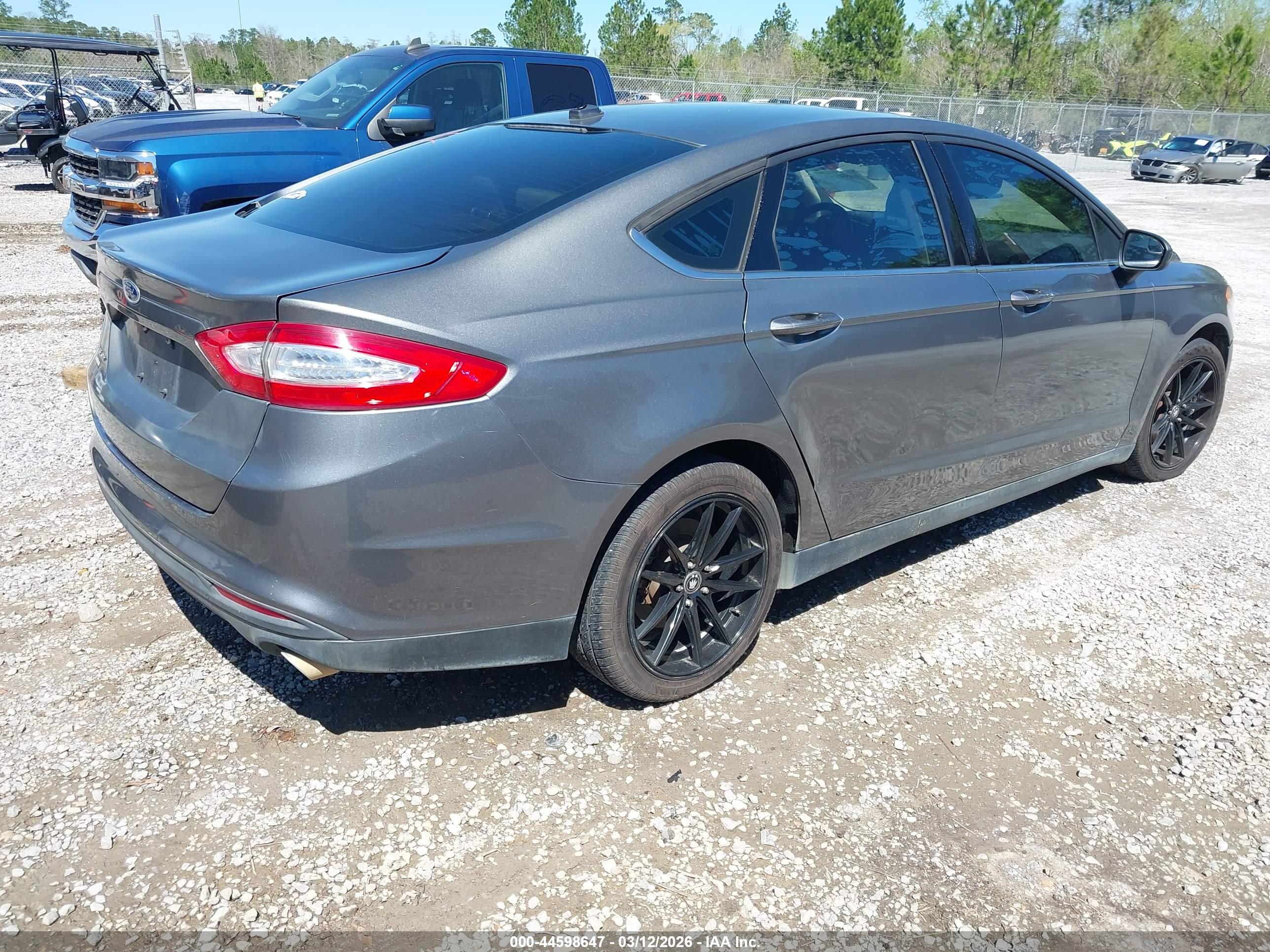 FORD FUSION image 4