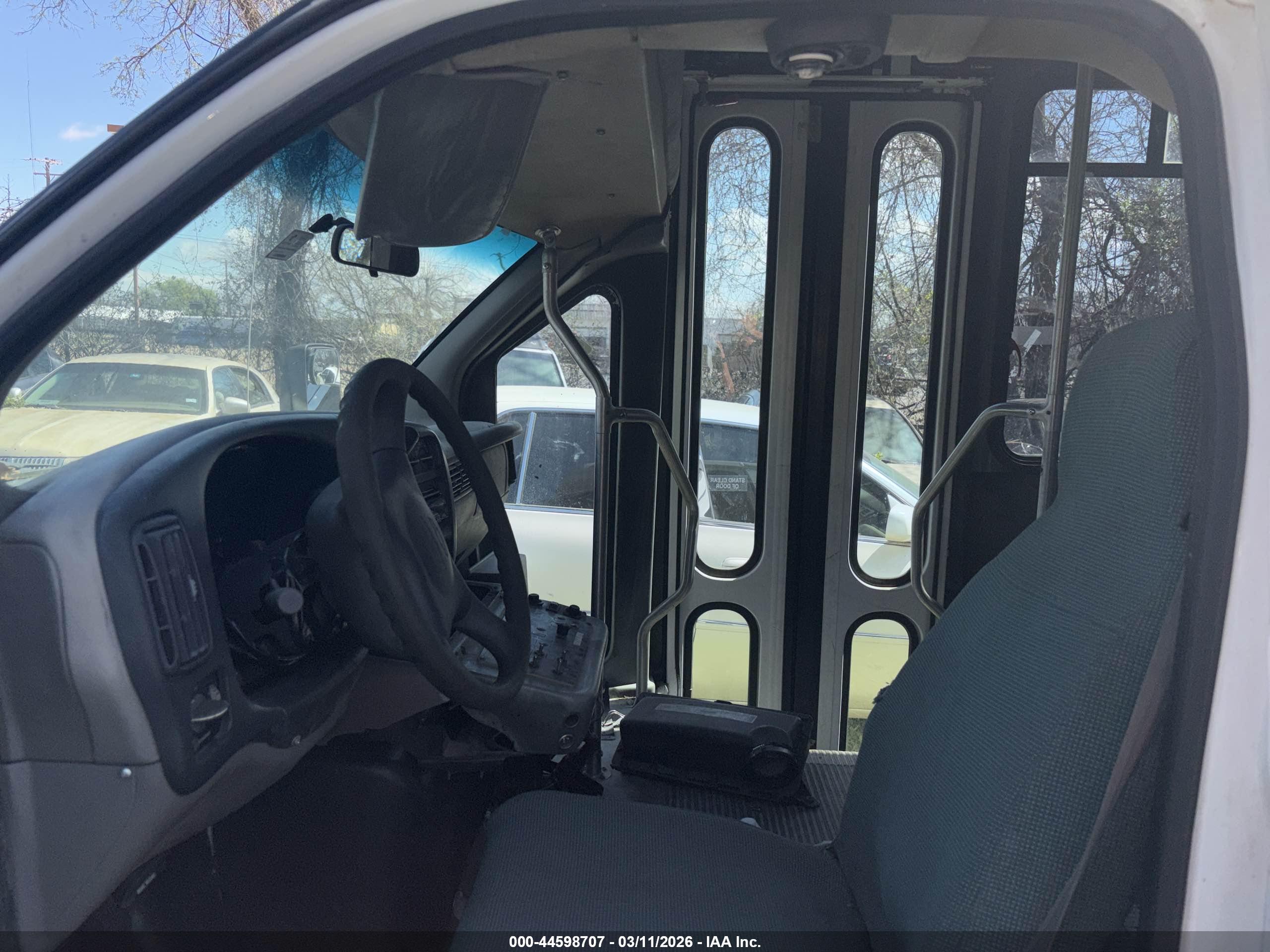 CHEVROLET EXPRESS image 5