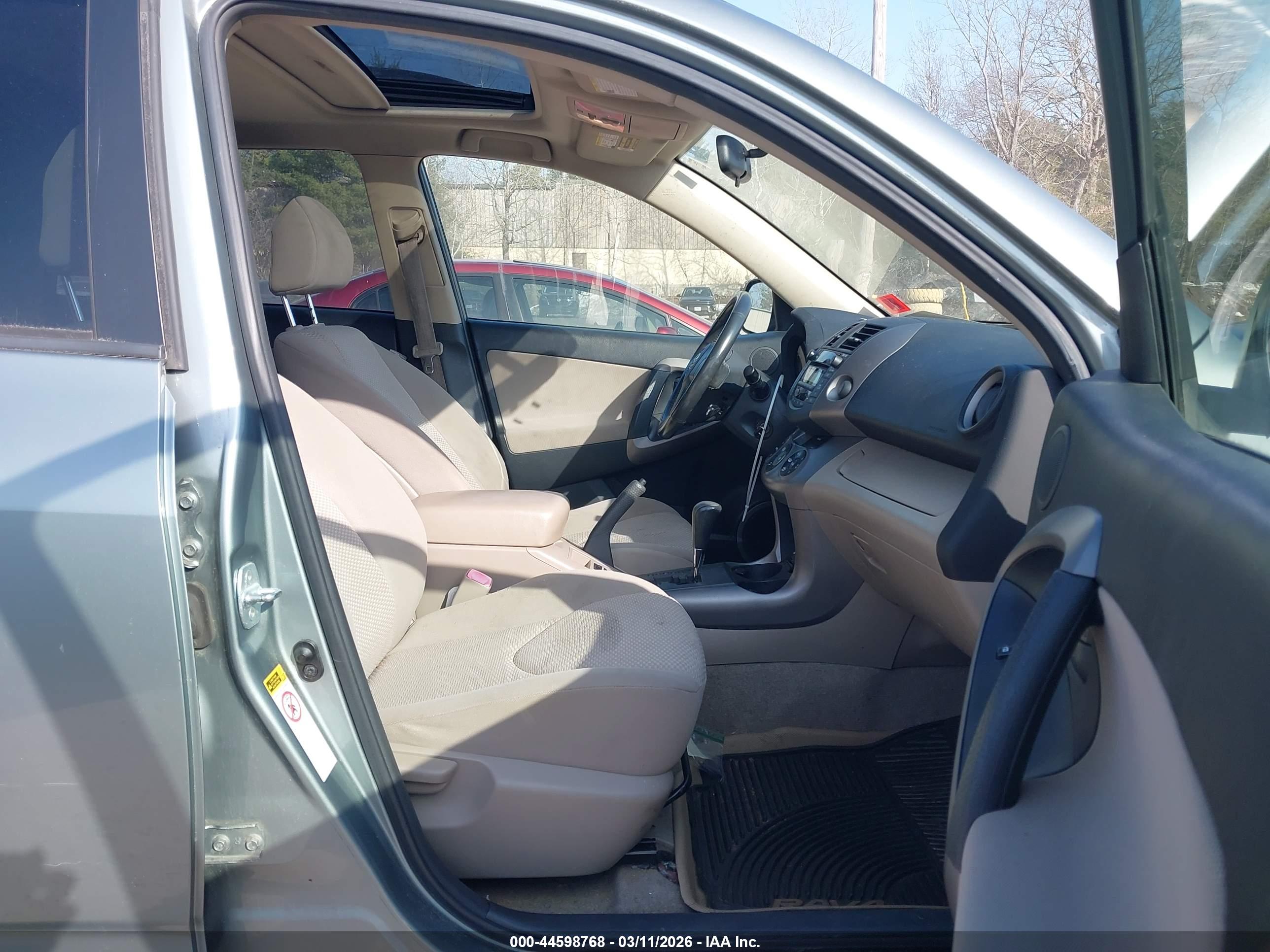 TOYOTA RAV4 image 5