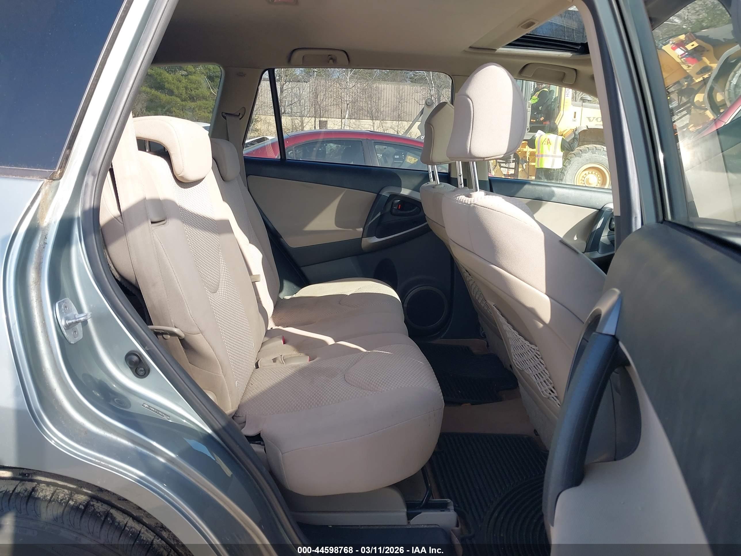 TOYOTA RAV4 image 8
