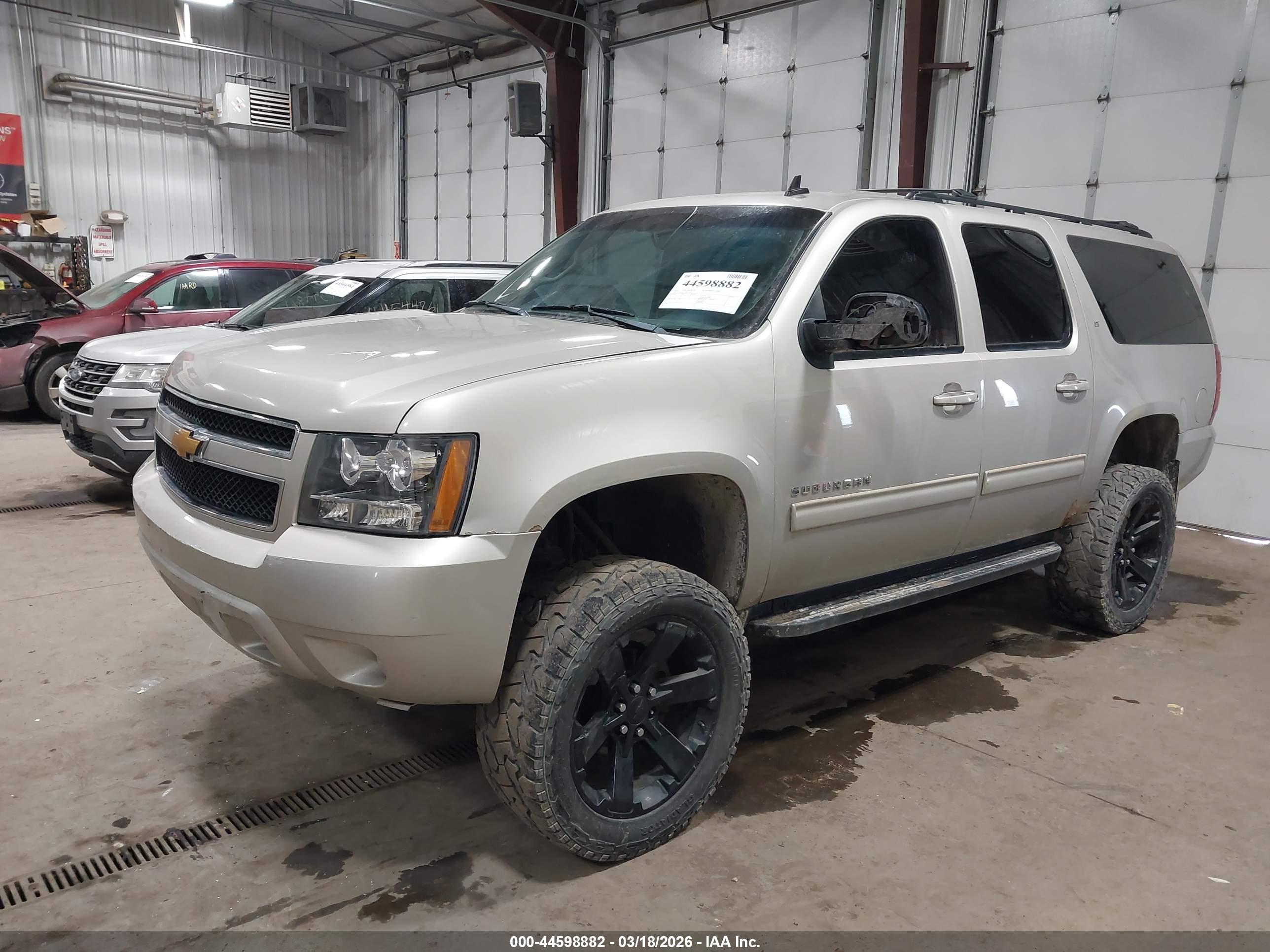 CHEVROLET SUBURBAN image 2