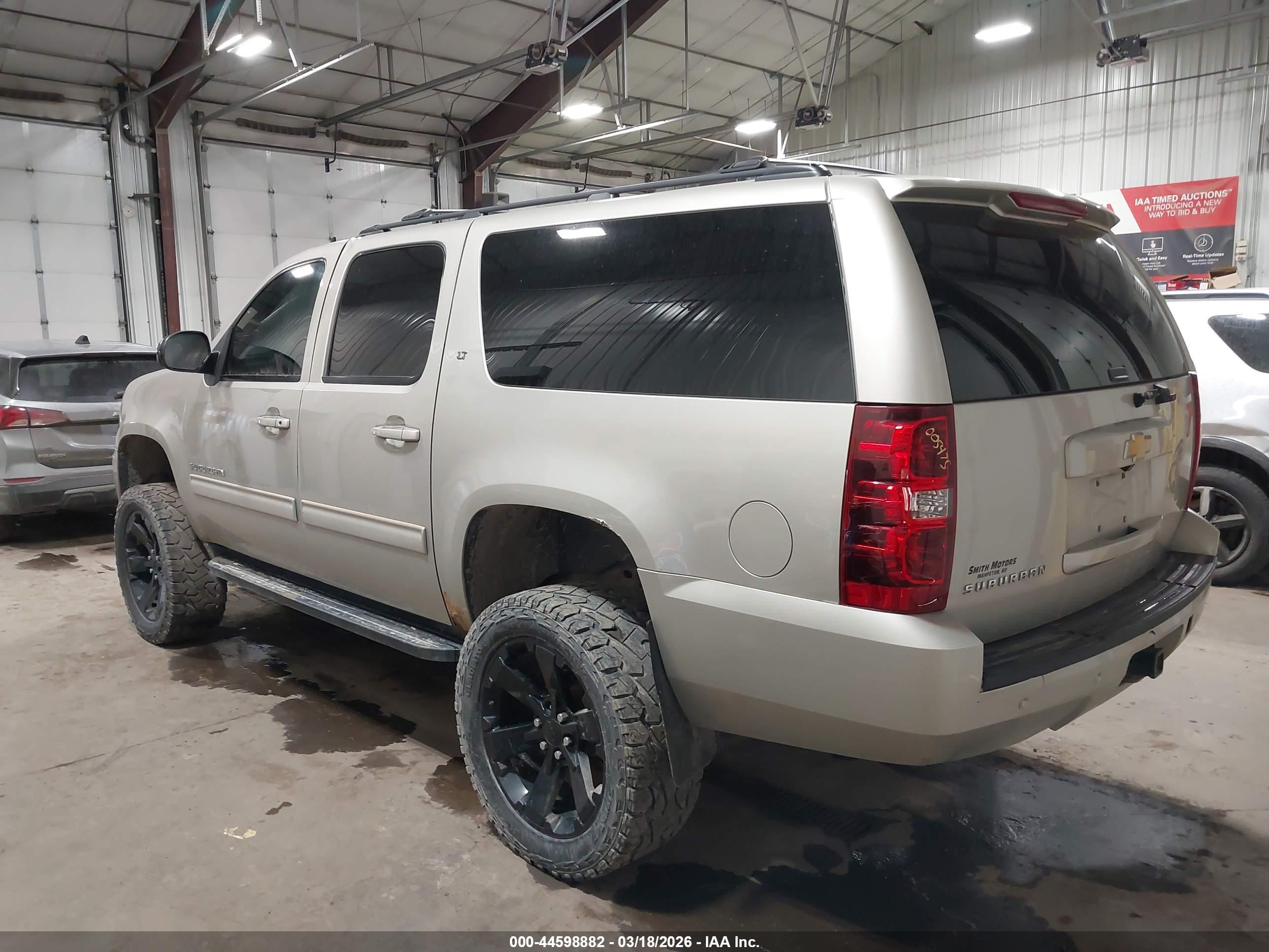 CHEVROLET SUBURBAN image 3