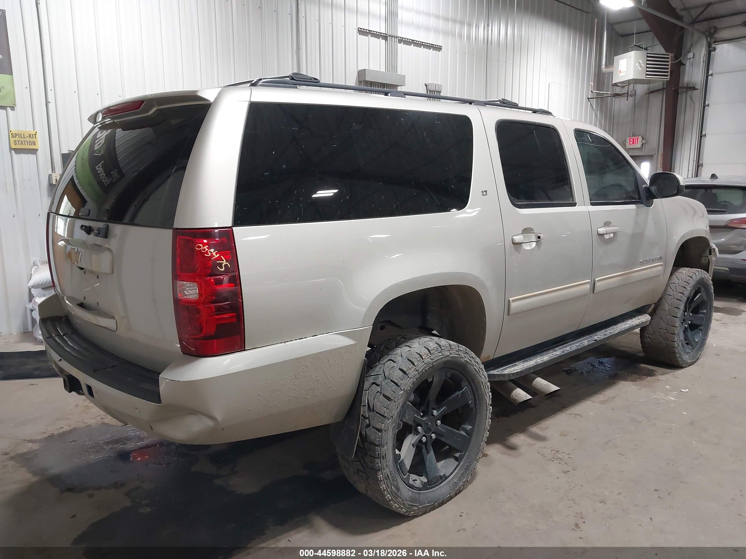 CHEVROLET SUBURBAN image 4
