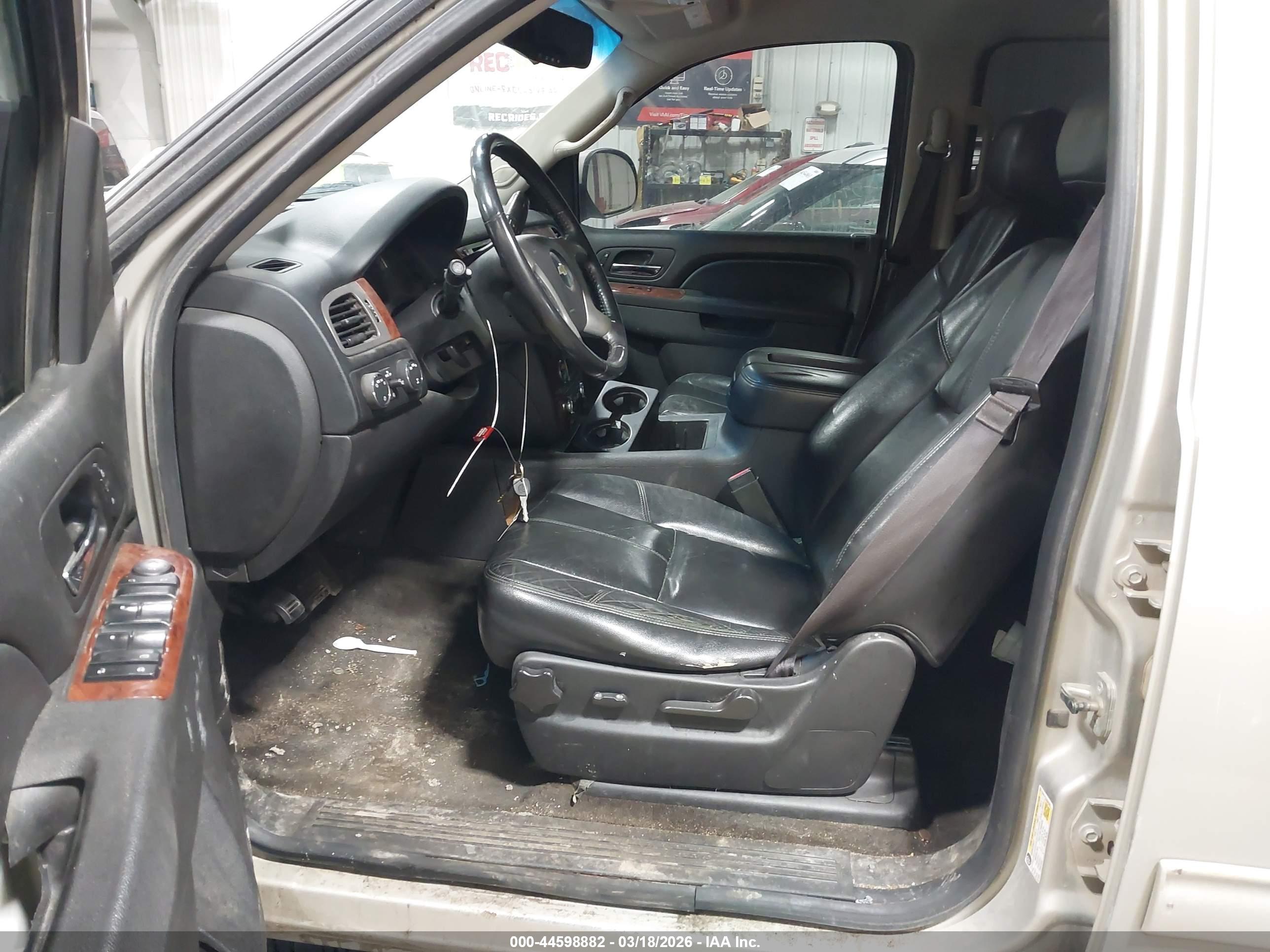 CHEVROLET SUBURBAN image 5