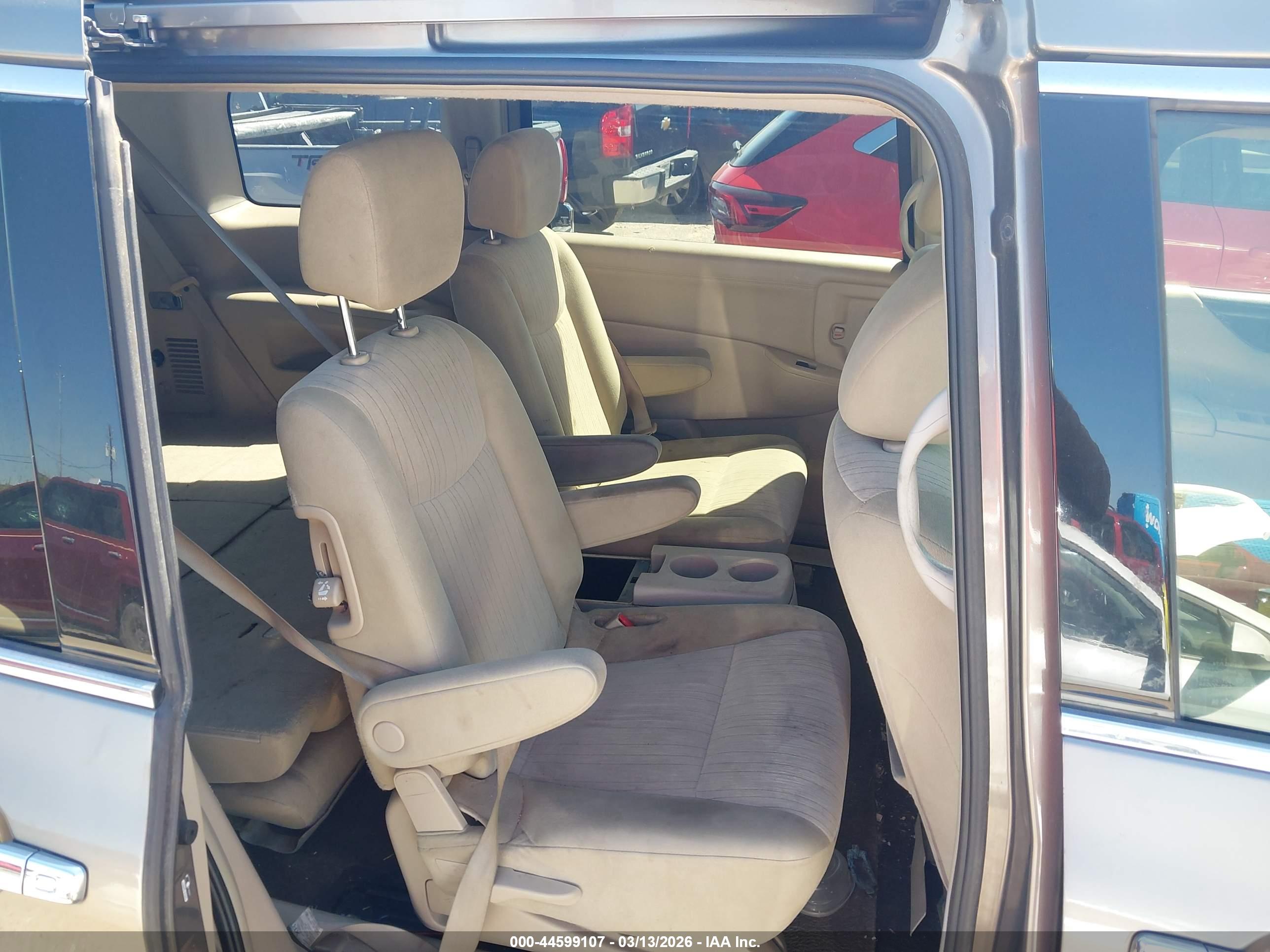 NISSAN QUEST image 8