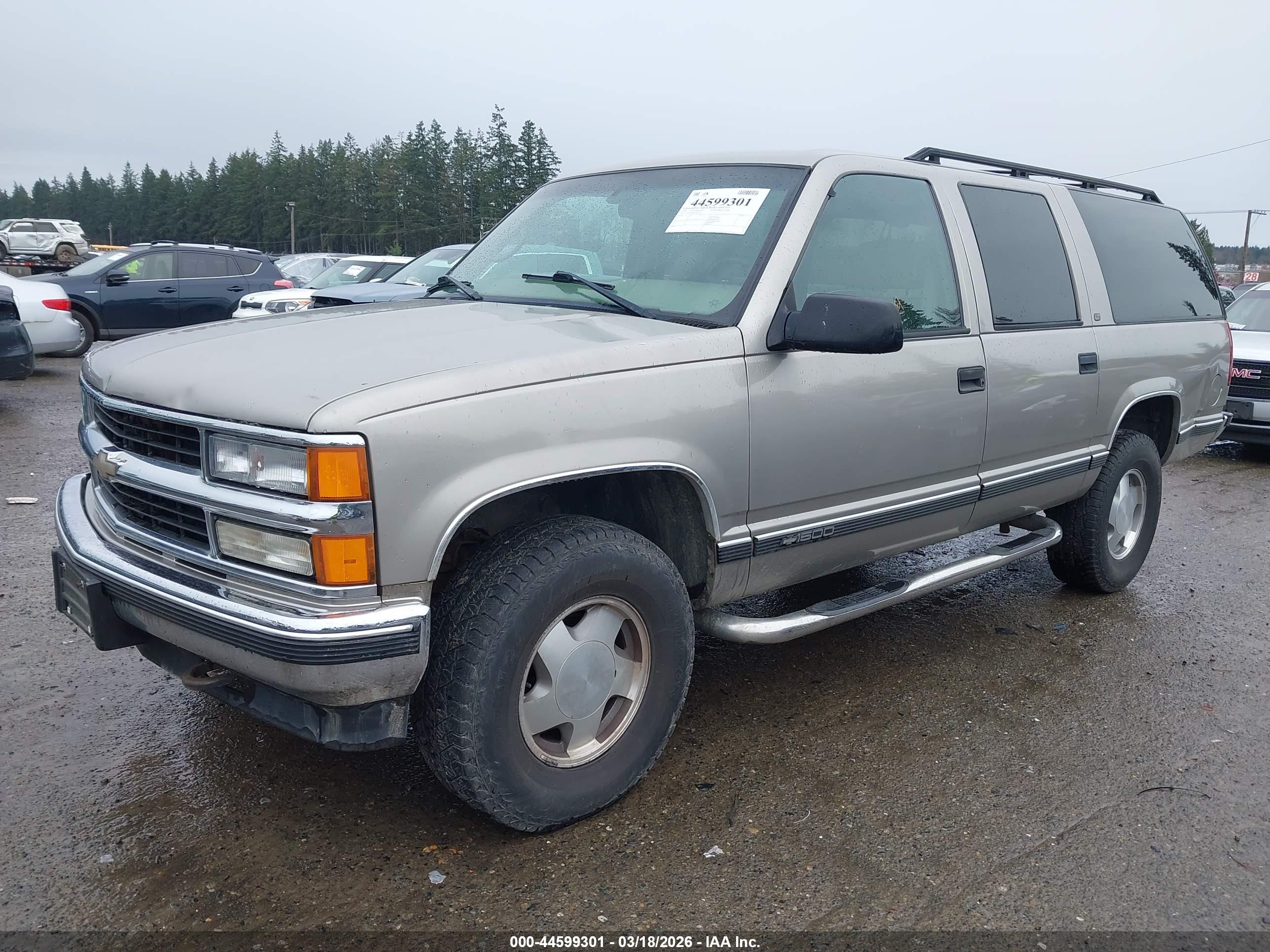 CHEVROLET SUBURBAN image 2