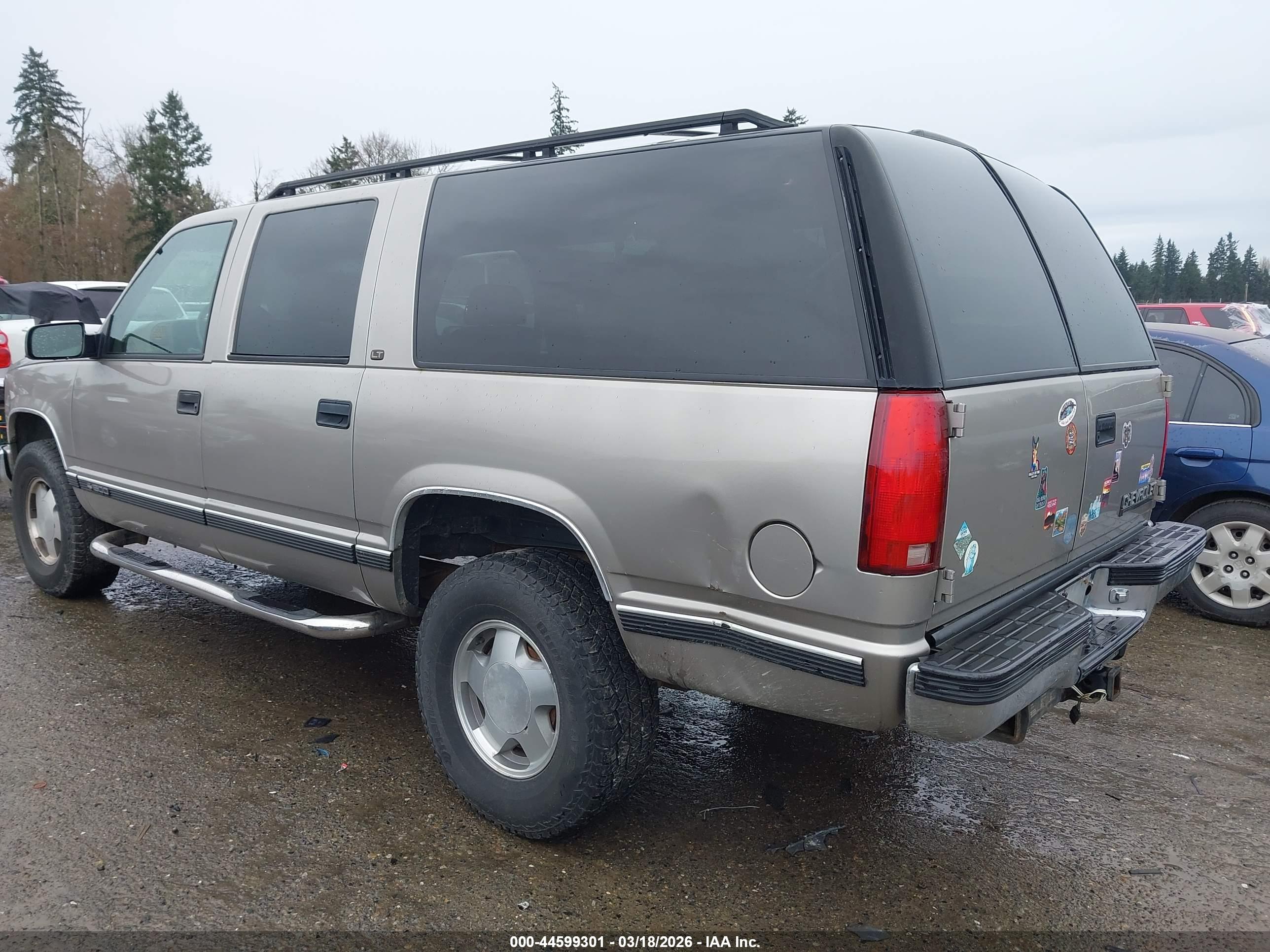 CHEVROLET SUBURBAN image 3